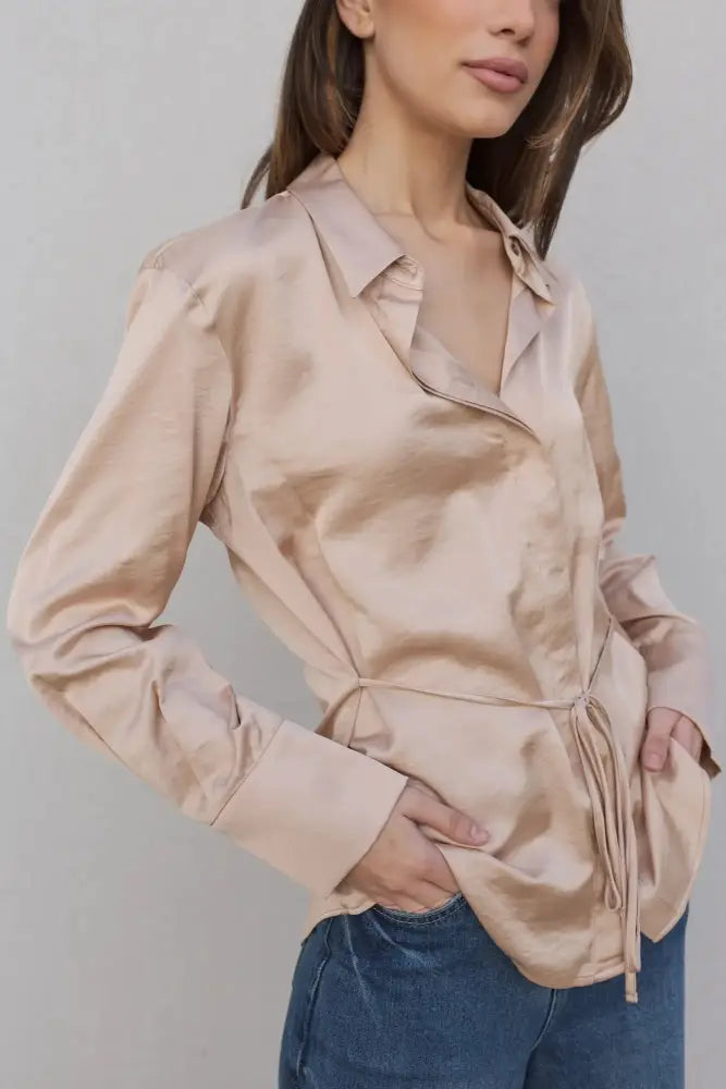 Chemise en satin toucher luxueux, choix parfait pour un look élégant et sophistiqué