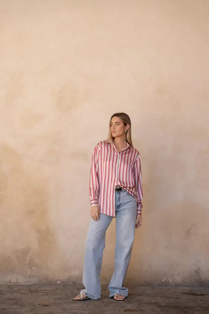 Chemise satinée femme à rayures verticales, coupe fluide chic, style élégant