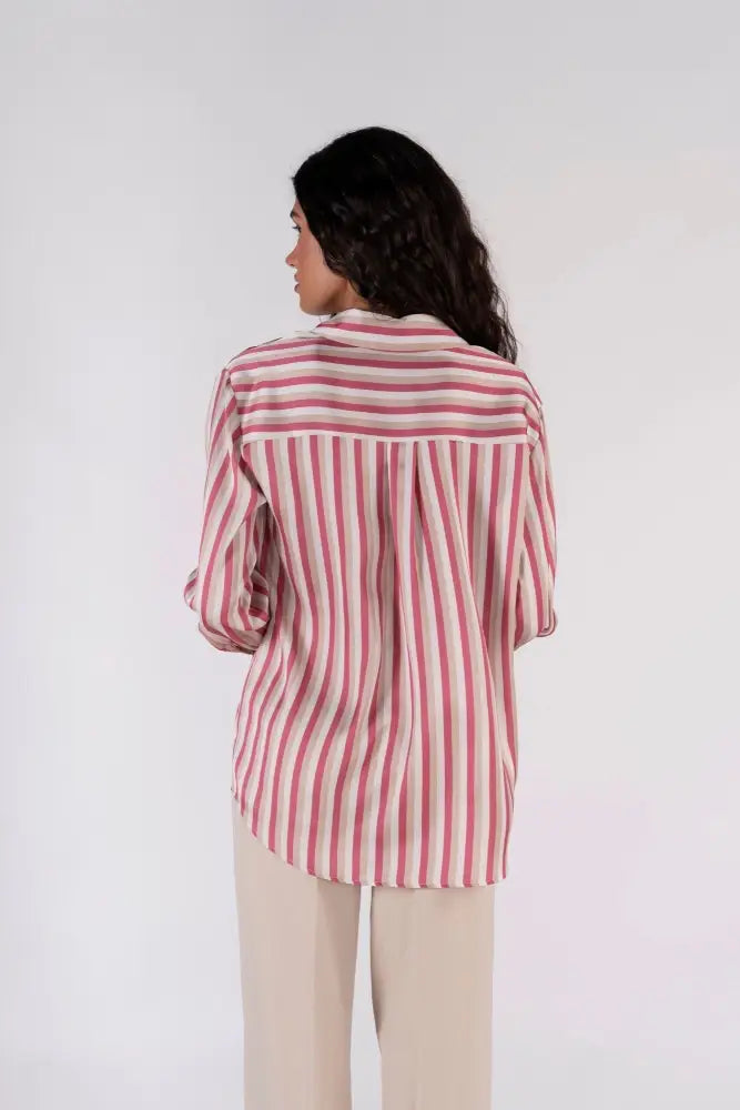 Chemise satinée à rayures verticales pour femme avec pantalon beige élégant