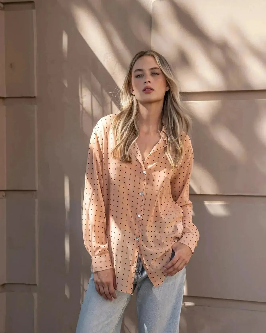 Chemise Transparente Femme À Pois Noirs – Blouse Fluide en plein air, avec une ambiance décontractée, mettant en valeur son style chic.
