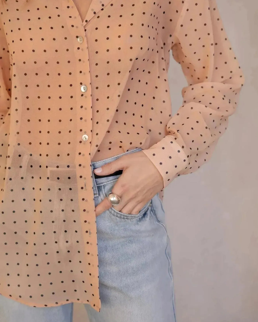 Détails de la Chemise Transparente Femme À Pois Noirs, focus sur le motif à pois noirs sur fond nude, idéale pour un look féminin.
