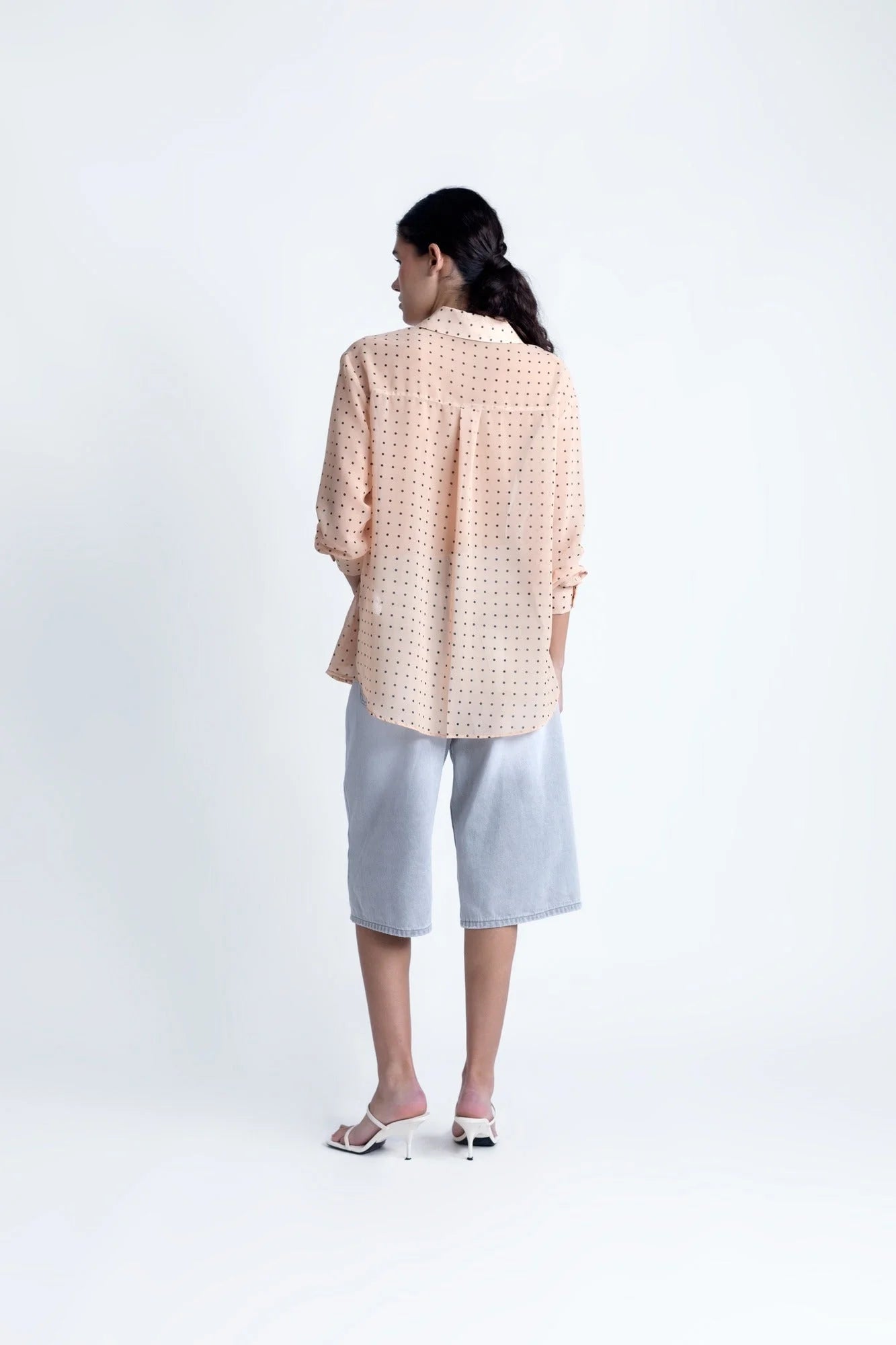 Chemise semi-transparente à pois noirs, light orange polka dot button-up shirt