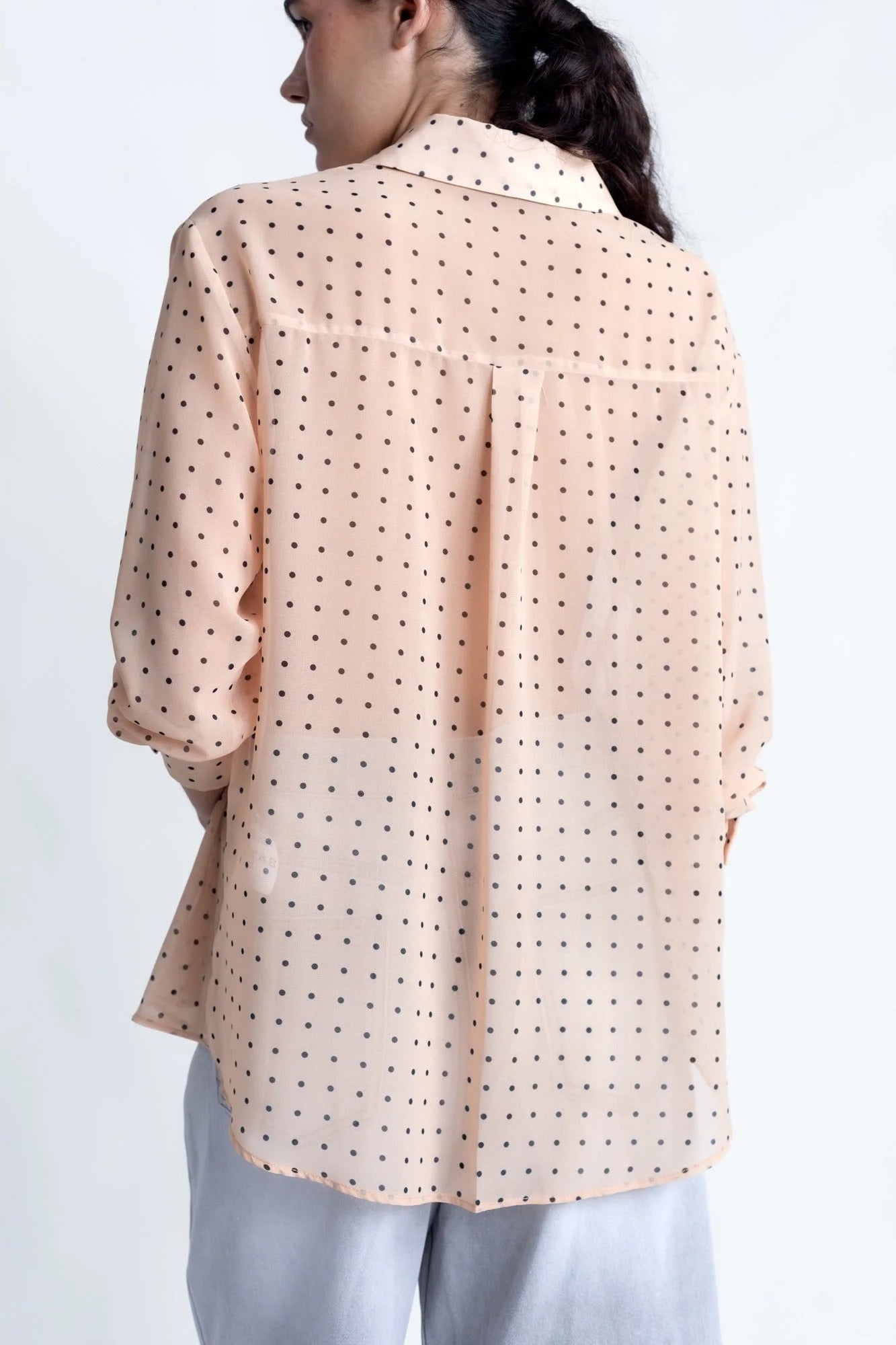 Chemise semi-transparente à pois noirs, light pink polka dot button-up shirt