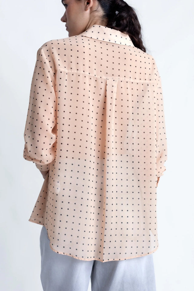 Chemise Transparente Femme À Pois Noirs montrant les détails au dos, en couleur nude avec le motif à pois noirs, parfaite pour un look élégant.