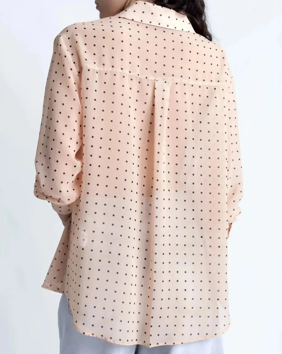 Chemise Transparente Femme À Pois Noirs montrant les détails au dos, en couleur nude avec le motif à pois noirs, parfaite pour un look élégant.