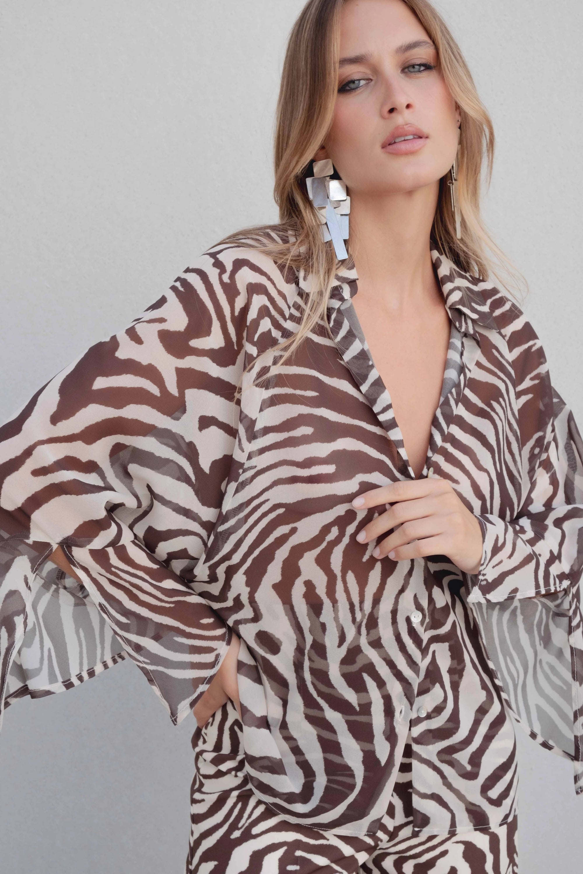 Chemise semi-transparente imprimée femme – voile fluide et volanté Sapiato