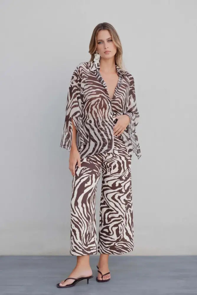 Chemise semi-transparente imprimée zèbre et pantalon large en loungewear stylish