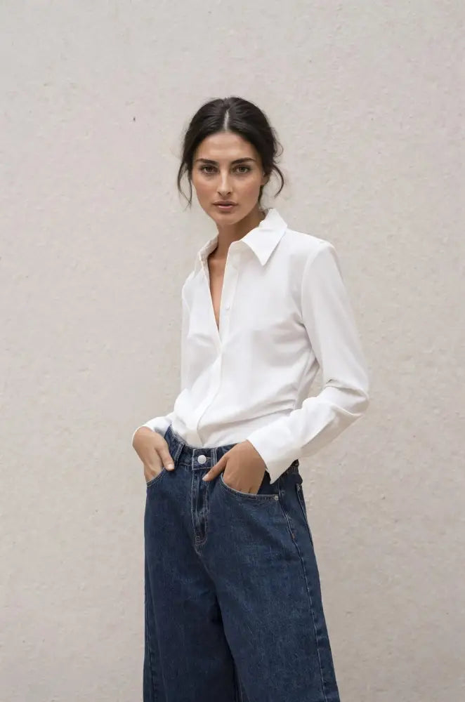 Chemise texturée à plis blanche avec col ouvert et jeans large-fit bleu foncé
