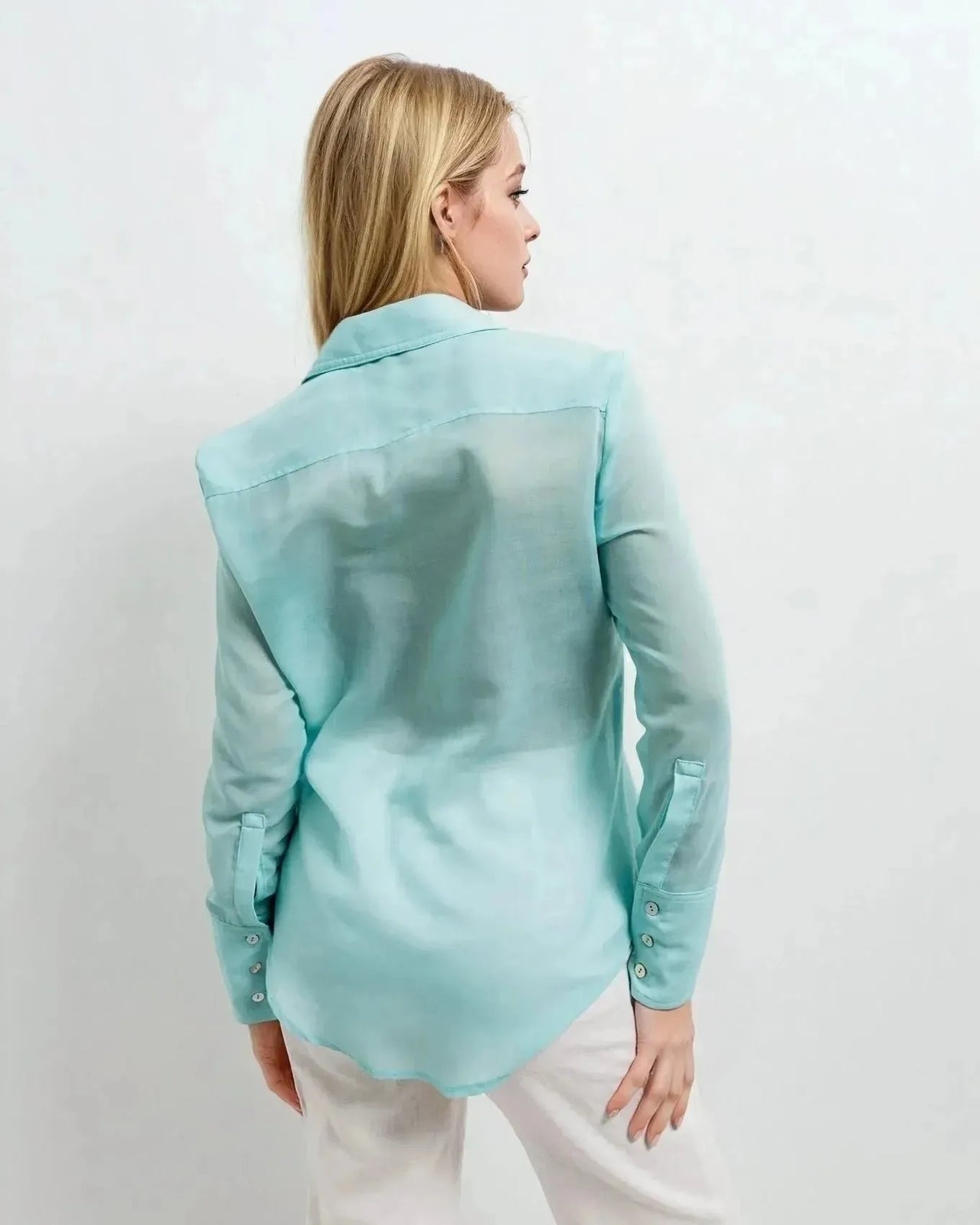 Vue arrière d'une femme avec une chemise transparente pour femme en modal, affichant sa coupe légère et moderne.