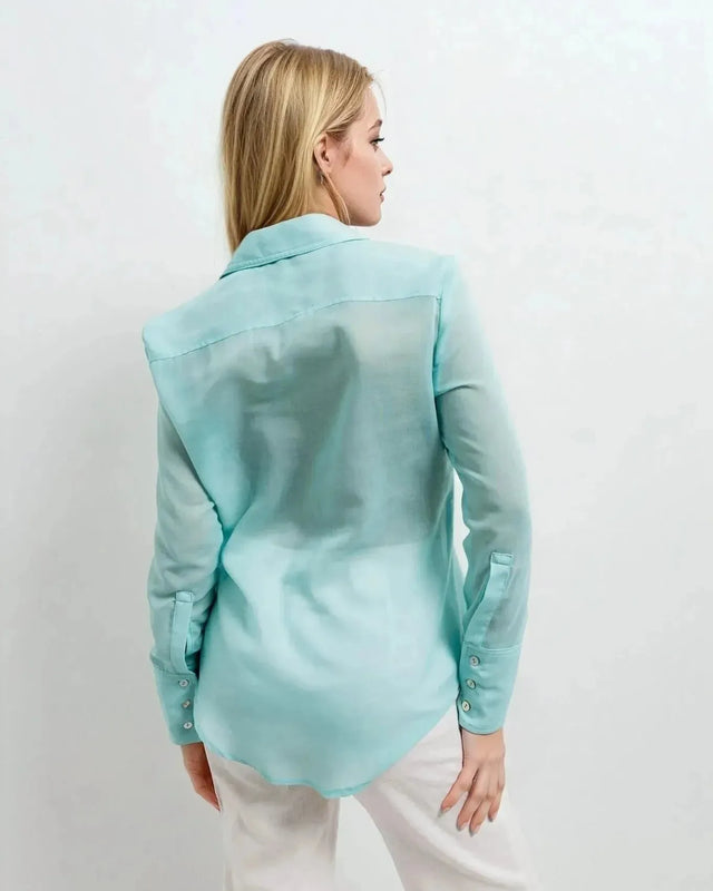 Vue arrière d'une femme avec une chemise transparente pour femme en modal, affichant sa coupe légère et moderne.