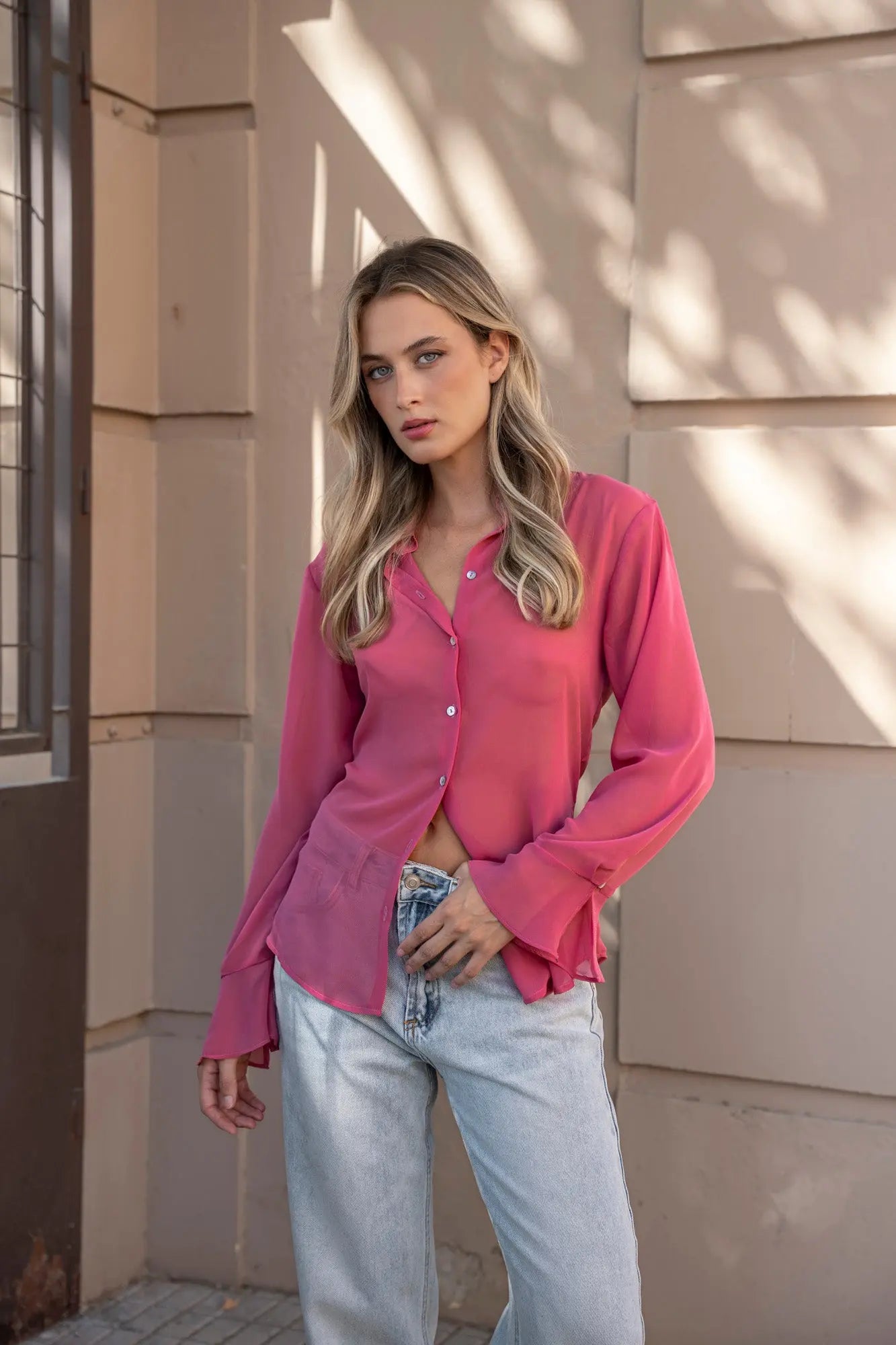 Vue face chemise transparente rose femme fluide