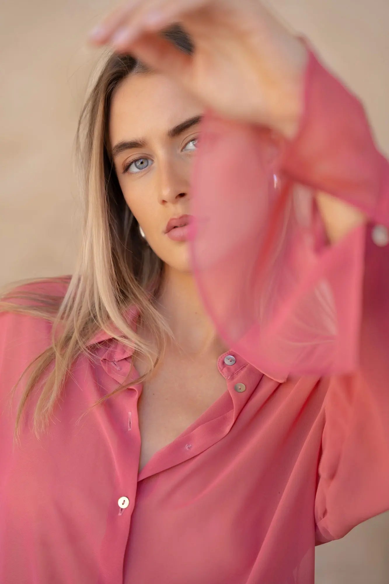 Vue face chemise transparente rose femme fluide
