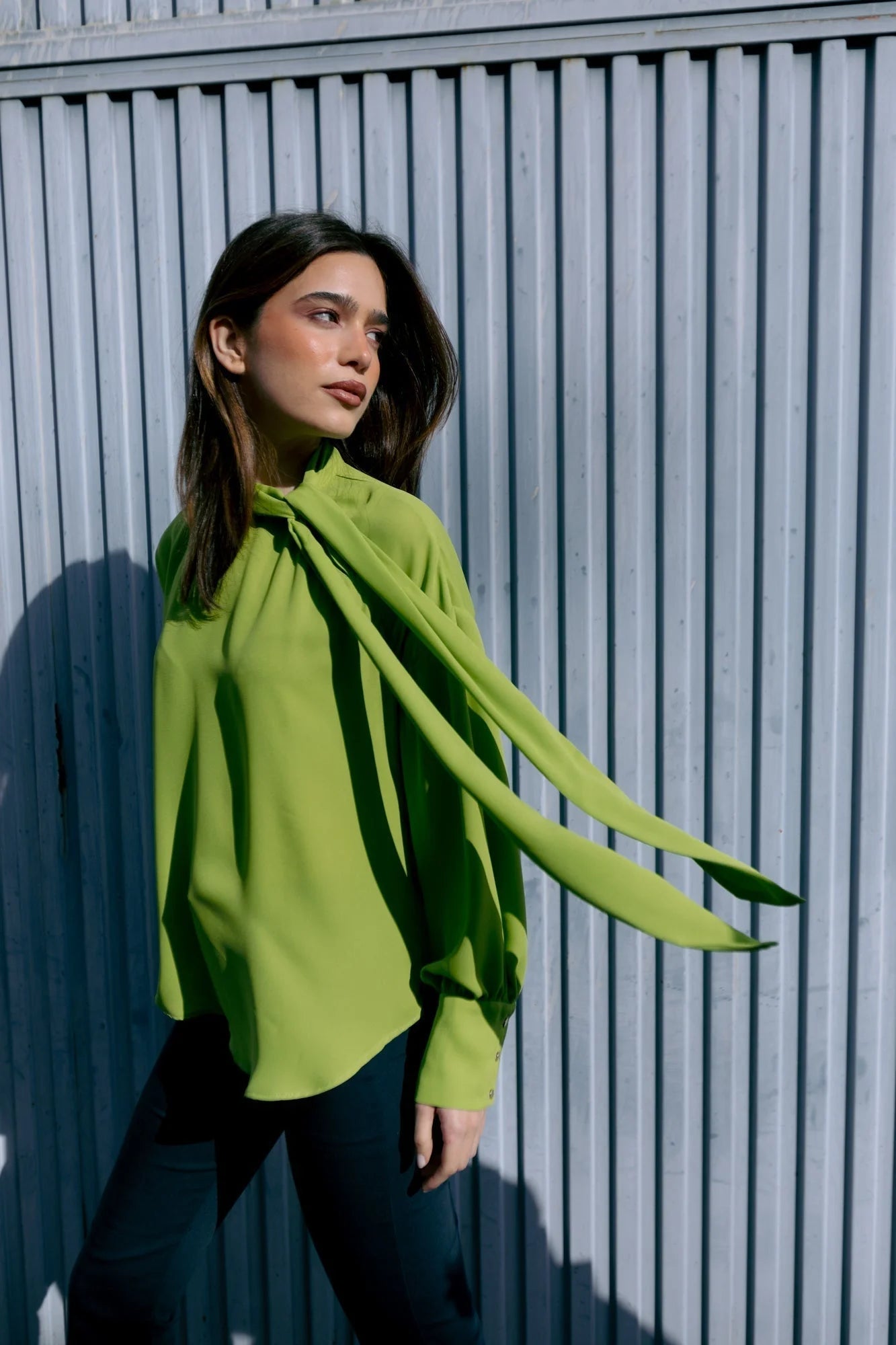 Chemise verte élégante femme à col cravate avec long scarf, look chic et tendance