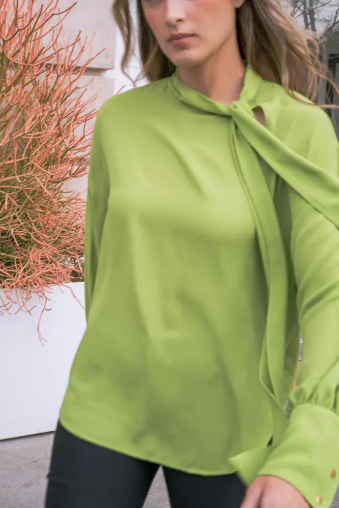 Chemise verte élégante femme à col cravate avec longues manches et nœud papillon