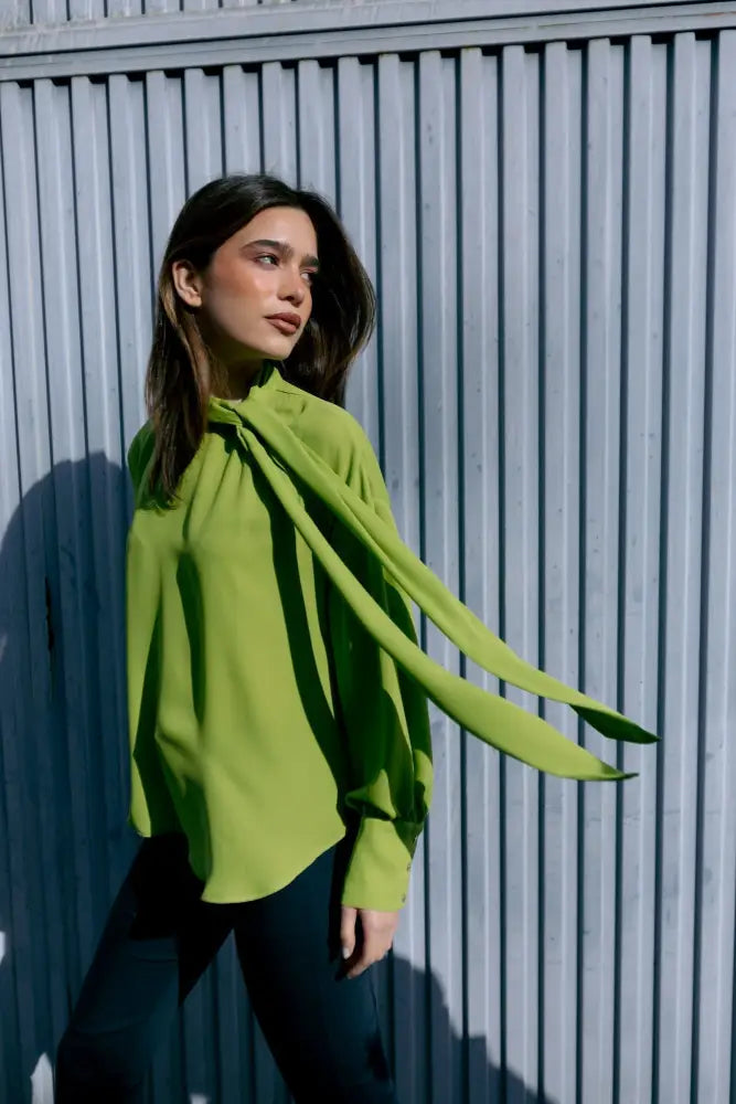 Chemise verte élégante femme à col cravate avec long scarf, look chic et tendance