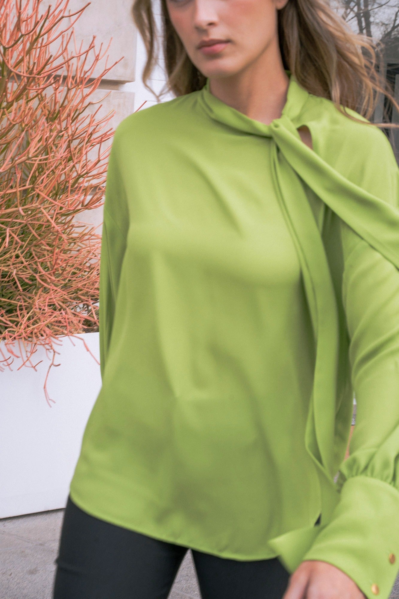 chemise verte élégante femme avec col noué