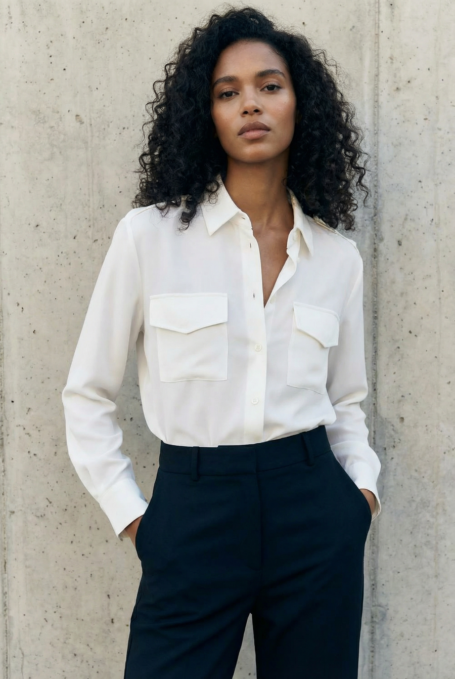 Chemise Blanche Femme À Poches, Élégance Pratique Pour Toutes Occasions vue de profil