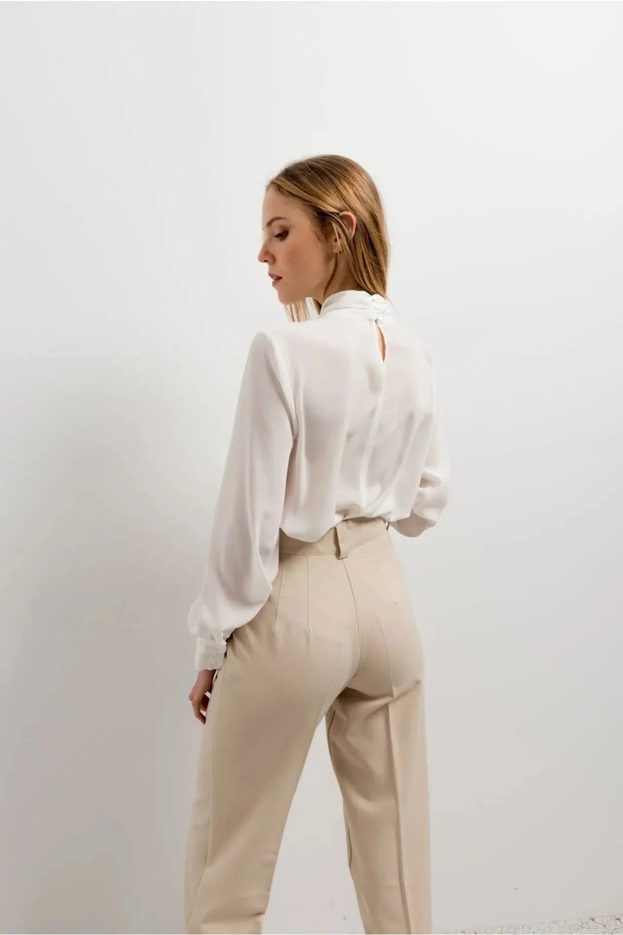 Chemisier blanc à col papillon, blouse longue crème à col haut et dos clé de voûte