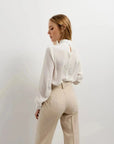 Chemisier blanc à col papillon, blouse longue crème à col haut et dos clé de voûte