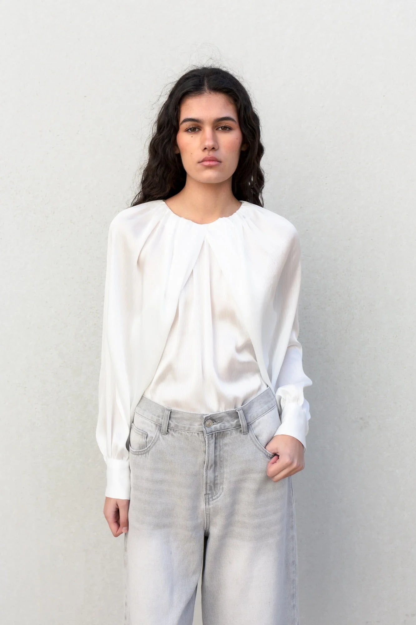 Chemisier blanc col plissé avec manches bouffantes et jeans wide-leg faciles à associer