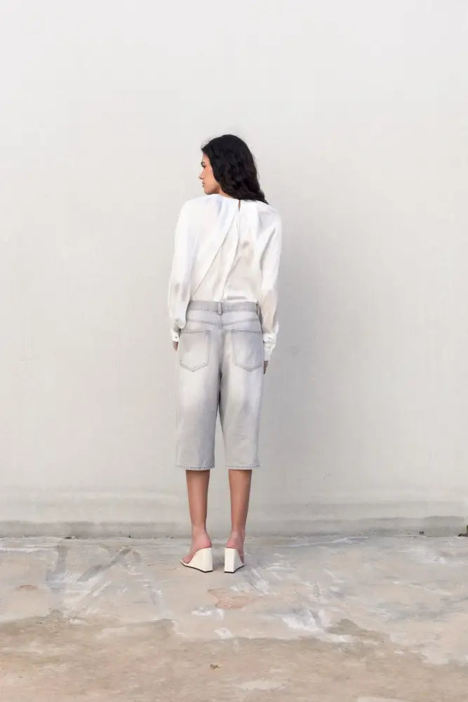 Chemisier blanc col plissé avec manches bouffantes, facile à associer pour un style élégant