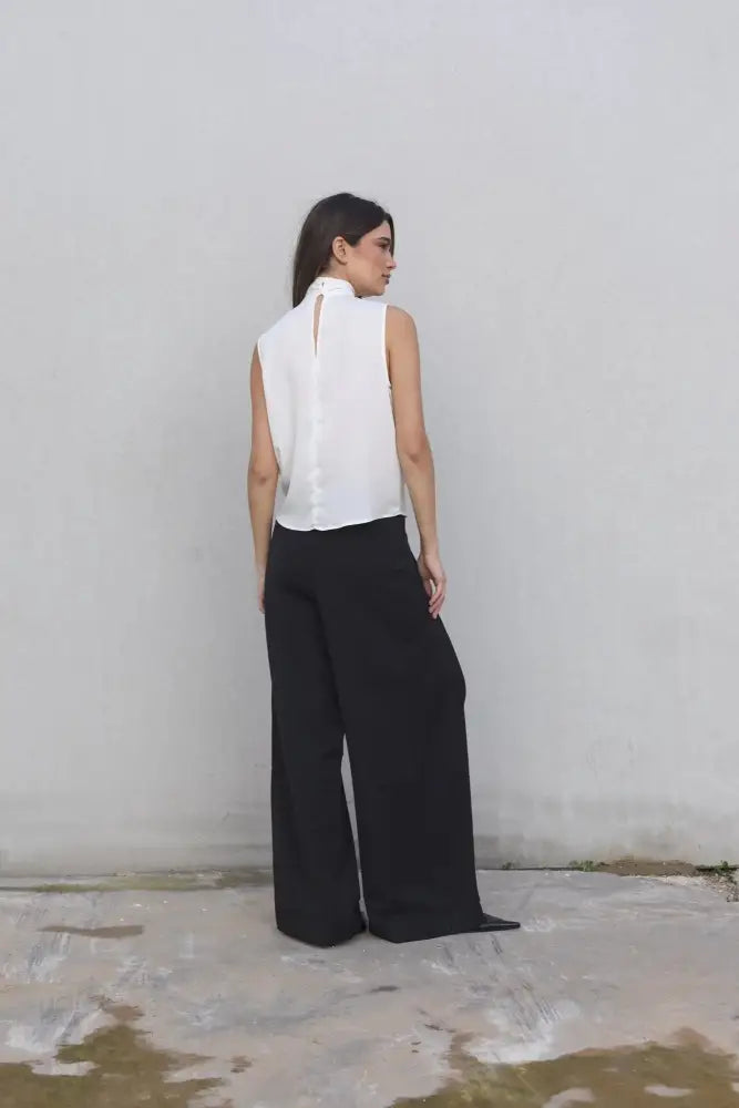 Chemisier blanc lisse à volant sans manches avec pantalon large noir pour femme