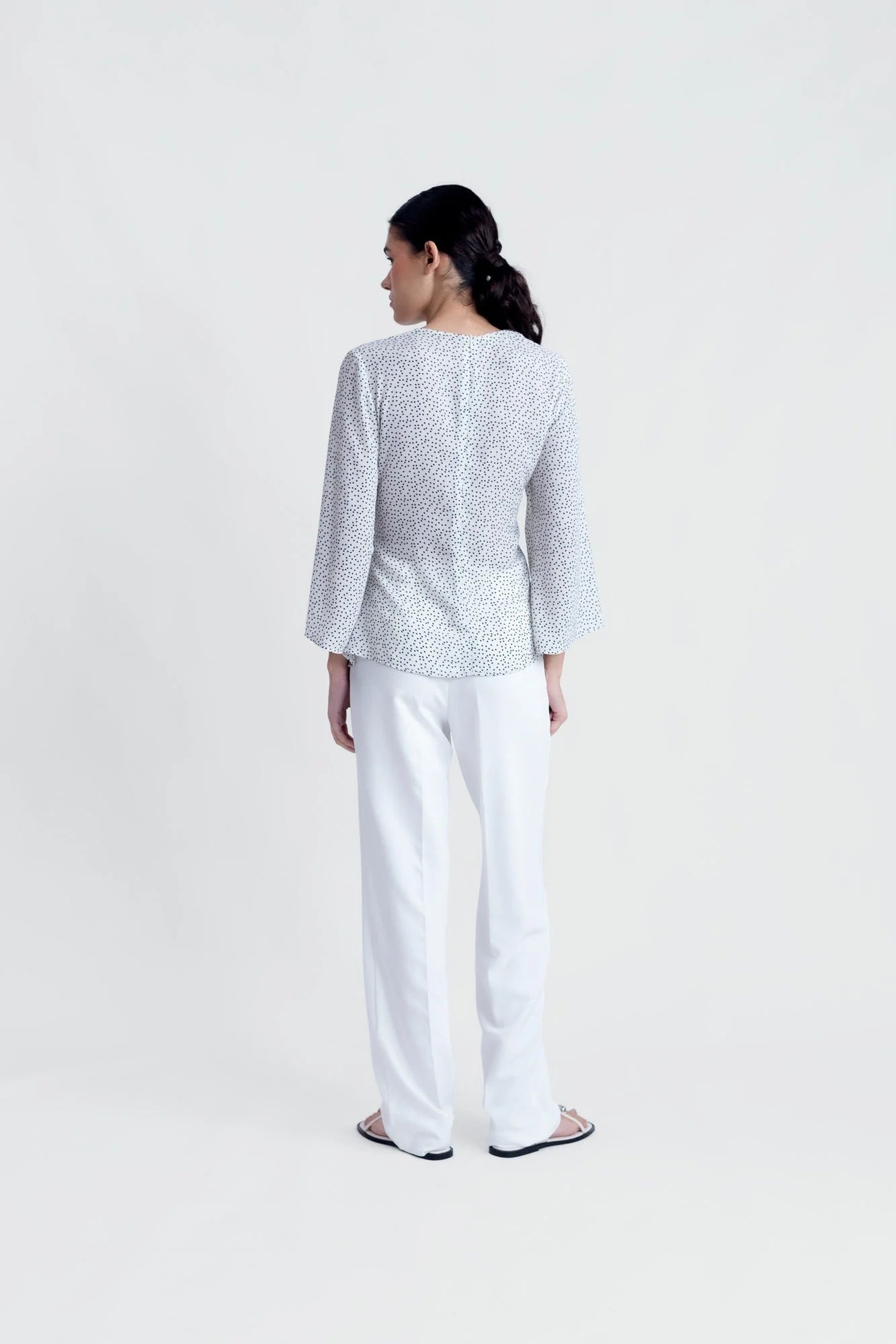 Chemisier femme fluide à pois noirs, blouse à manches longues avec pantalon blanc