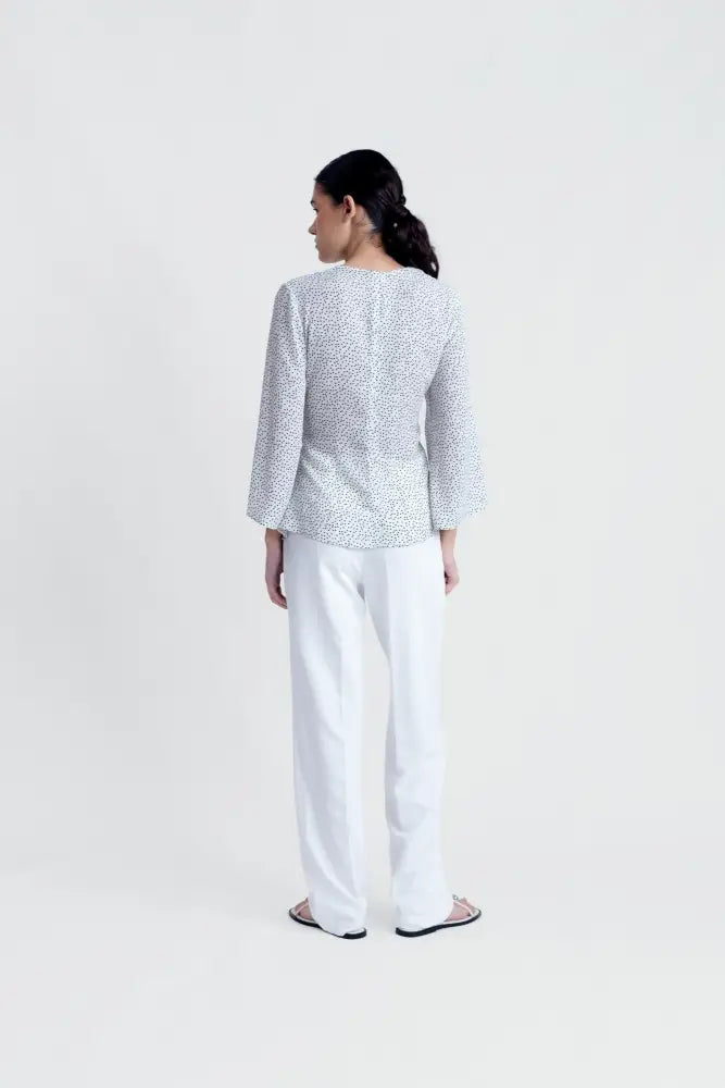 Chemisier femme fluide à pois noirs, blouse à manches longues avec pantalon blanc