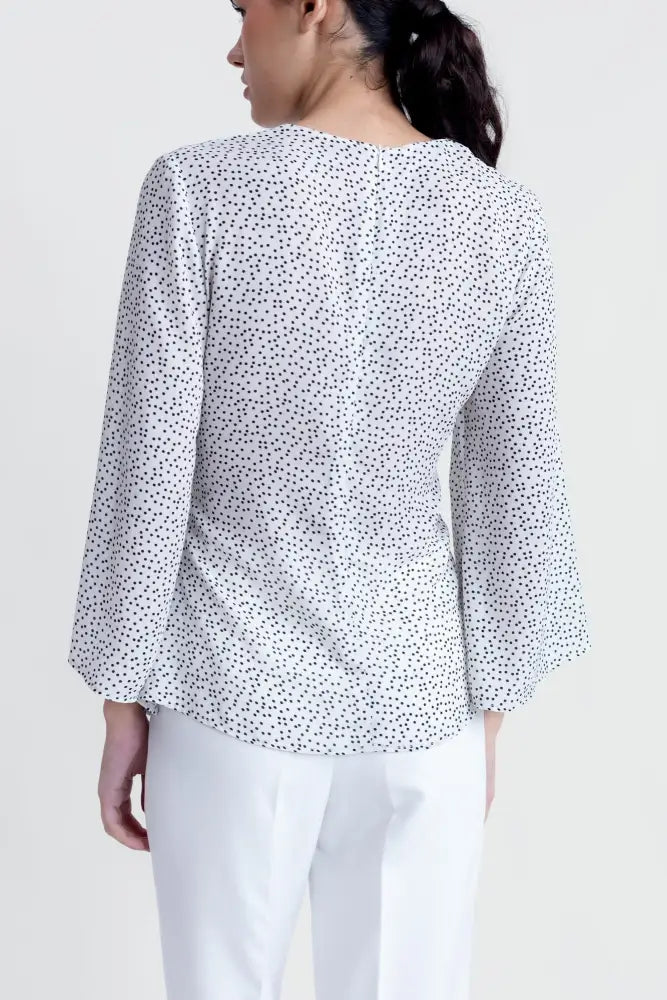 Chemisier femme fluide à pois noirs, blouse blanche à pois pour femme élégante