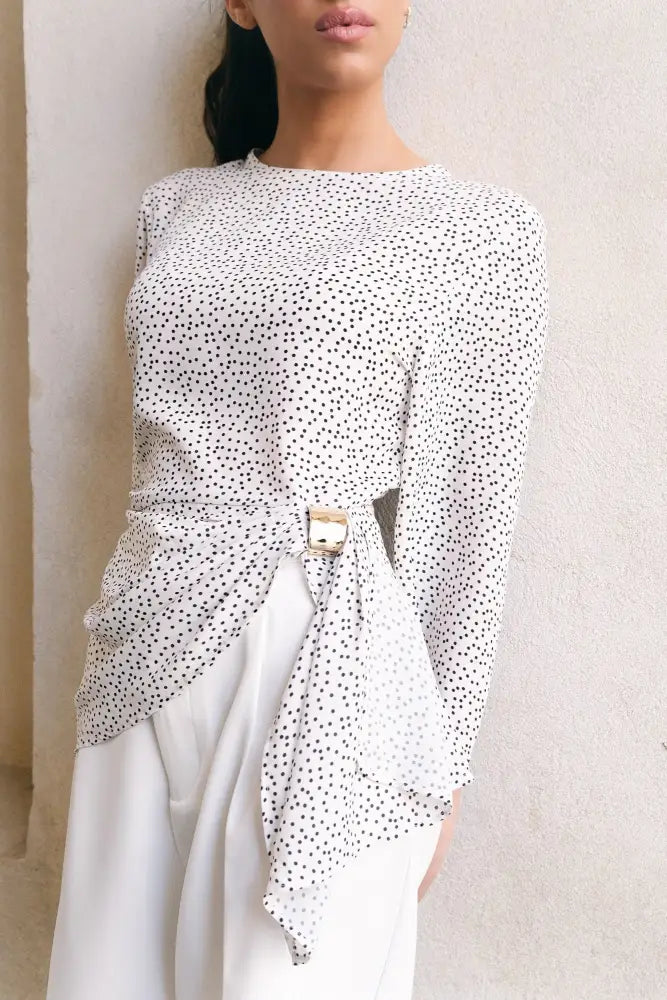 Chemisier femme fluide à pois noirs avec manches longues et accent boucle dorée