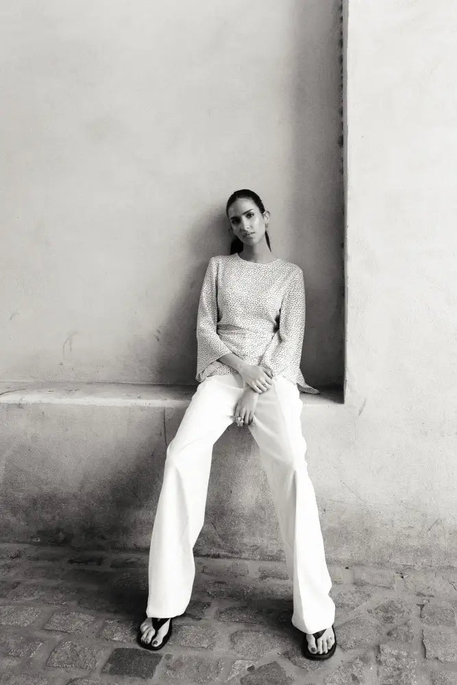 Chemisier femme fluide à pois noirs avec pantalon blanc large-leg, style élégant