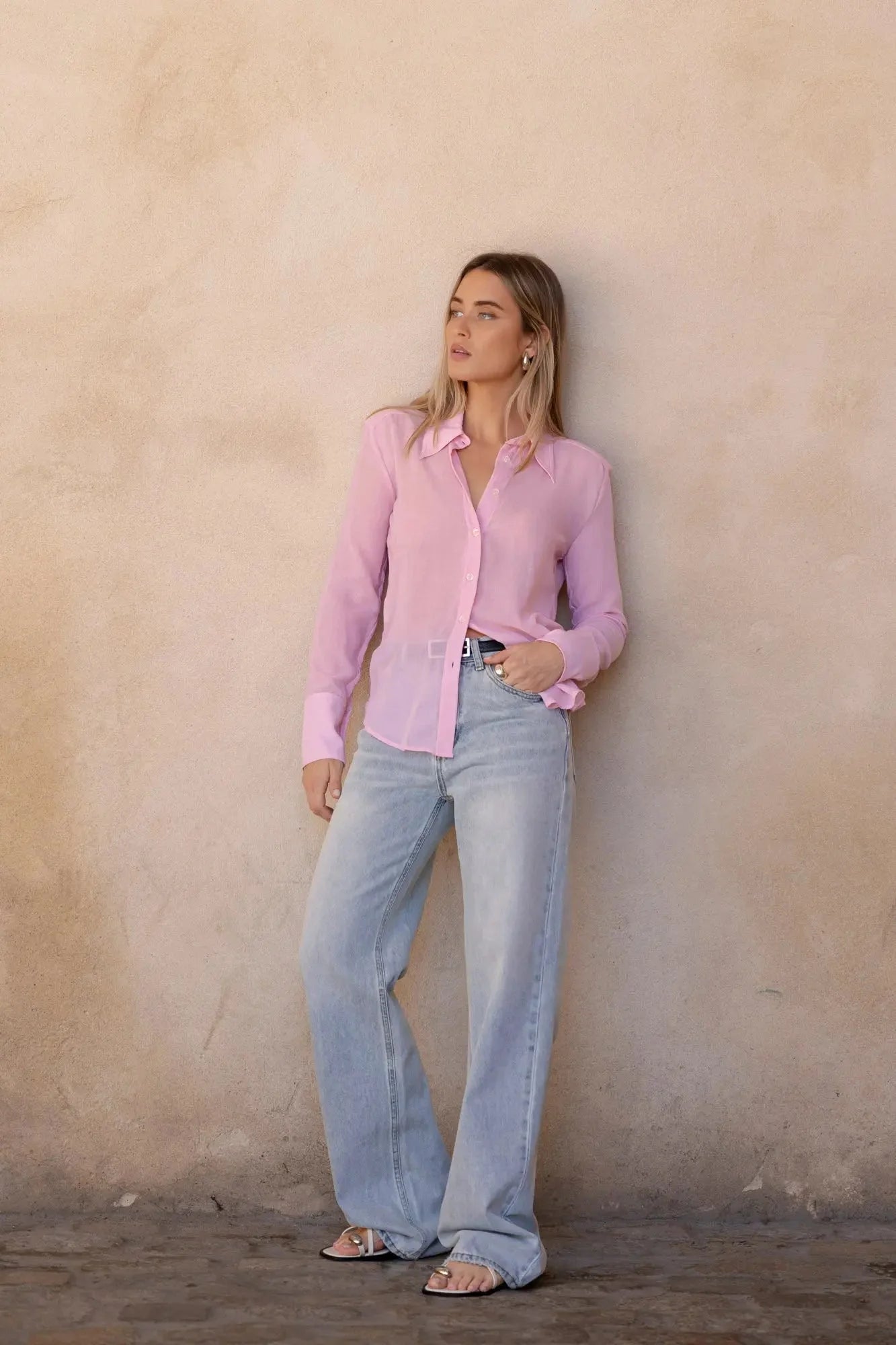 Vue de profil d'un chemisier rose femme, porté avec un jean clair, soulignant le style printanier et lumineux de la chemise flanelle.