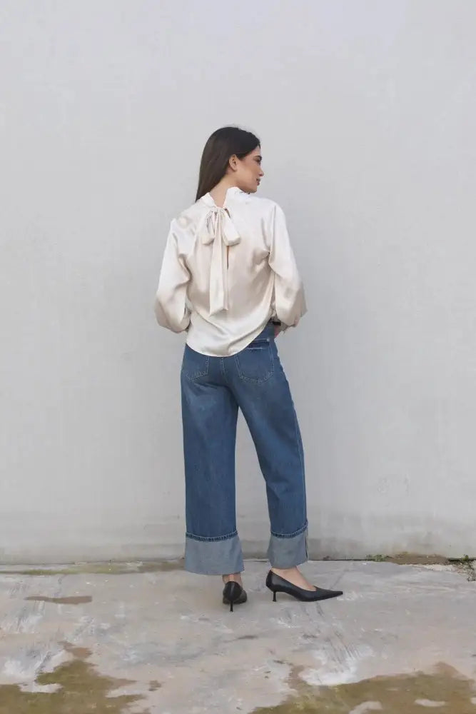 Blouse en satin champagne avec nœud au dos, style chic pour femmes élégantes