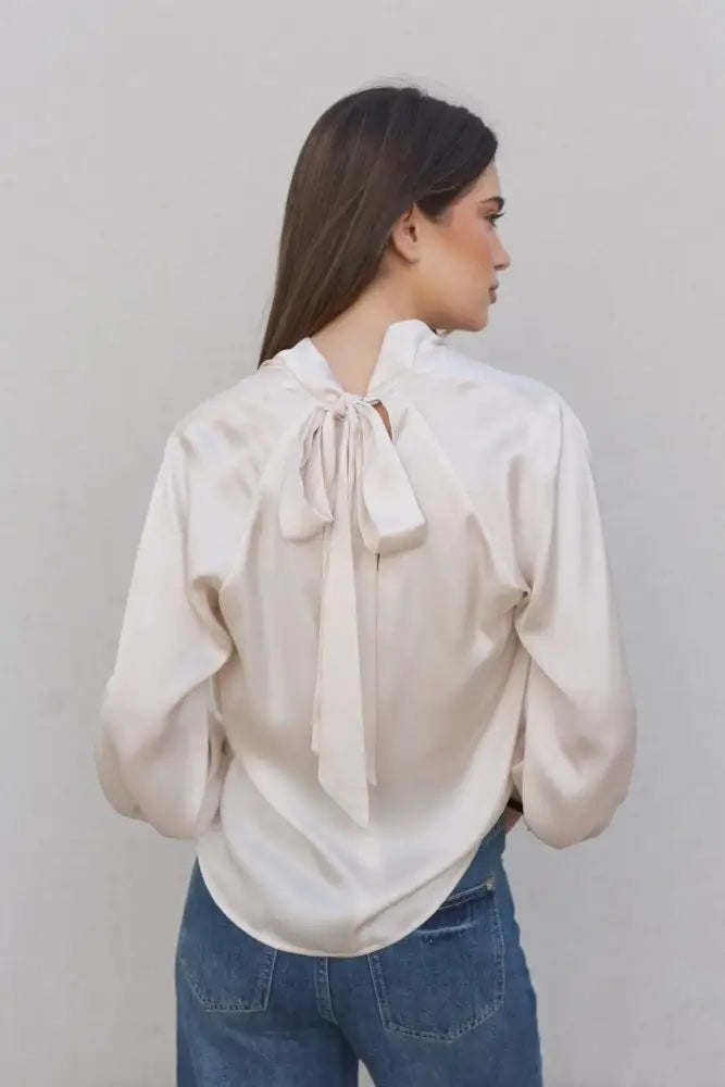 Blouse en satin avec noeud, style chic et élégance, pour un look sophistiqué