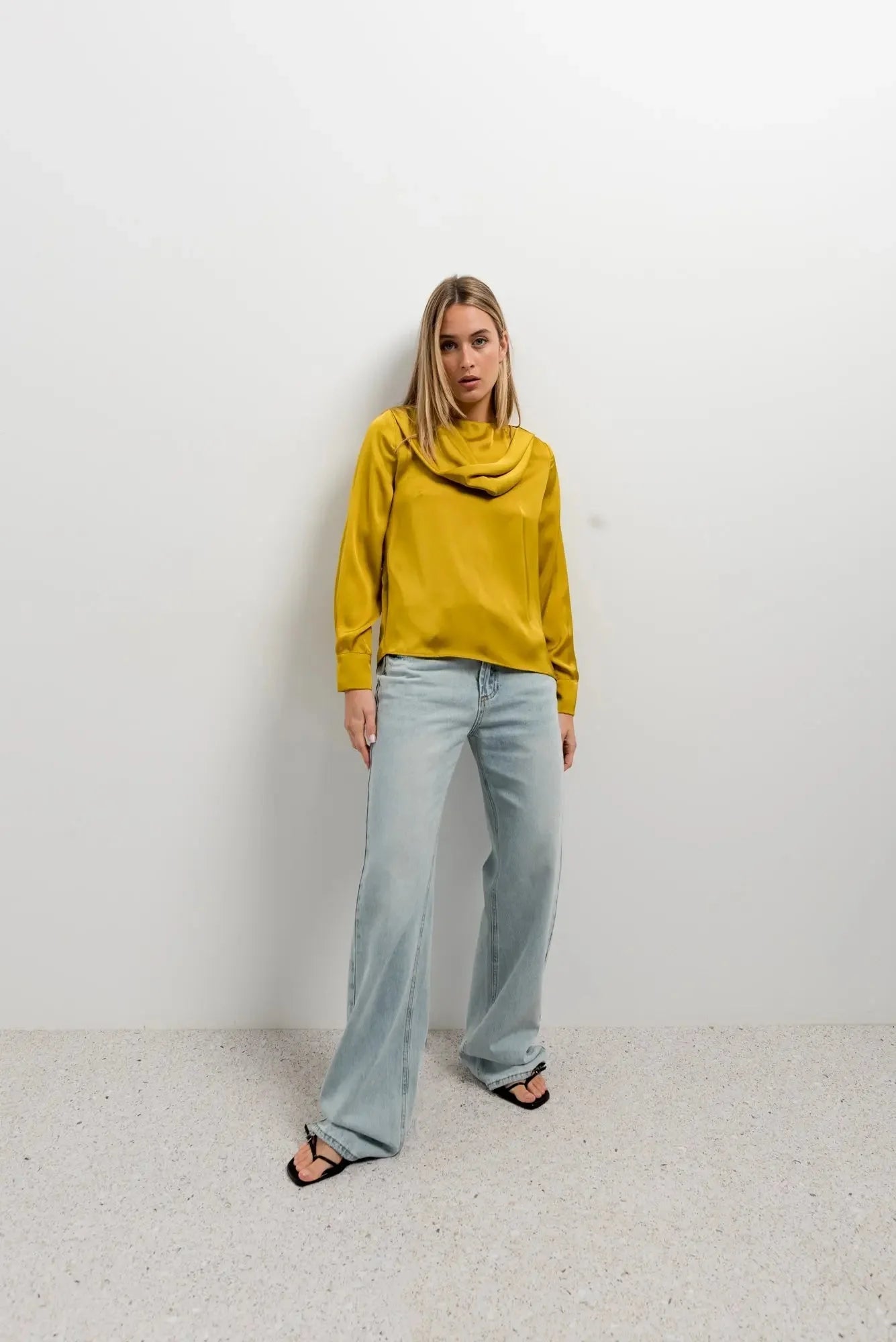 Blouse en satin doré à manches longues et col cowl pour femme - Haut en satin avec plis