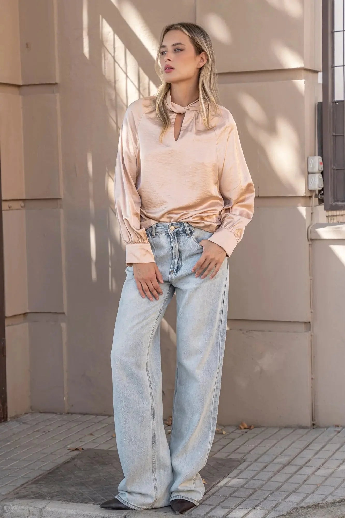 Blouse en satin pour femmes en satin pêche brillant avec manches longues et col clé