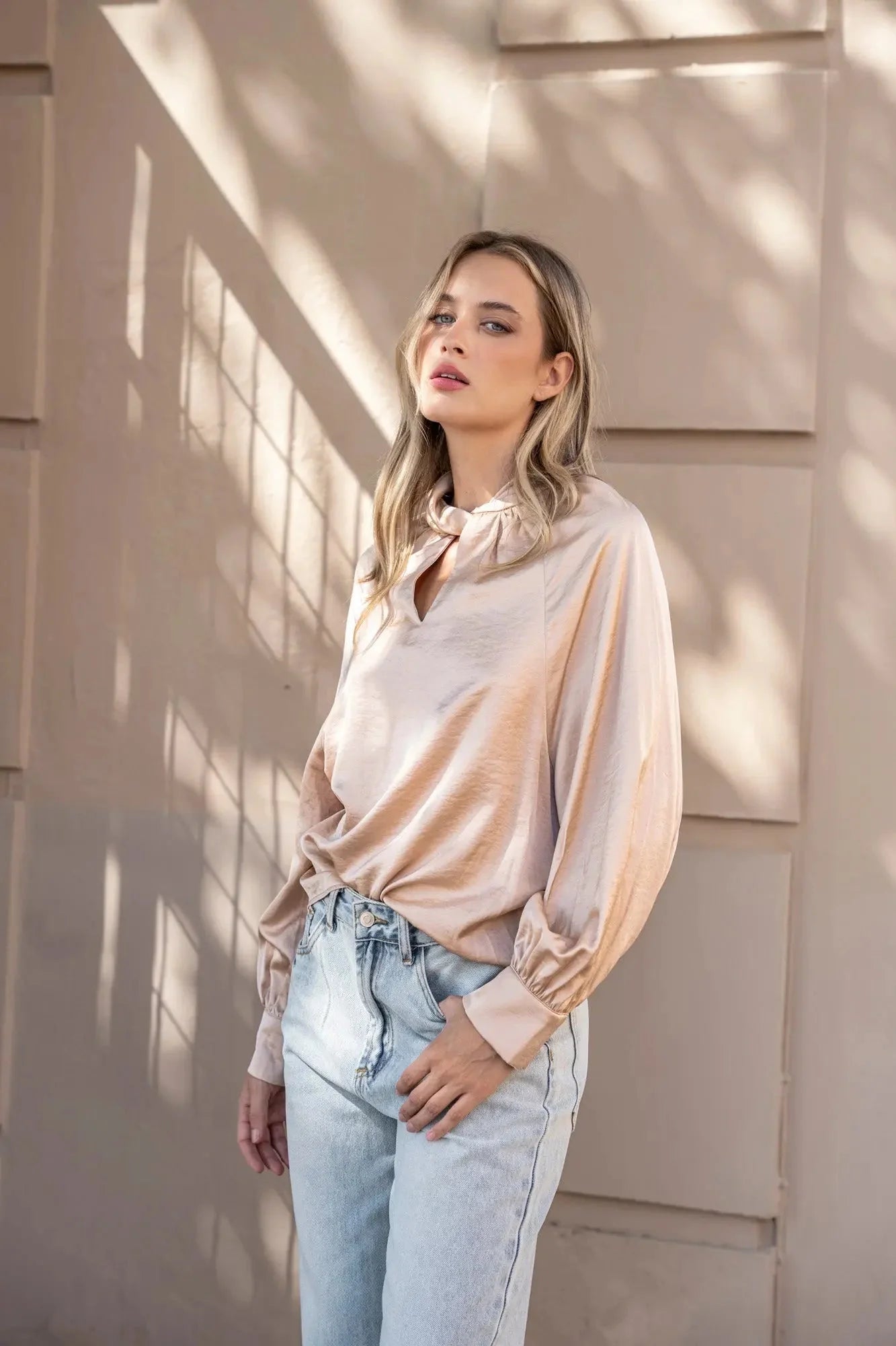 Blouse en satin rose clair à manches longues avec col en v et cowl neckline