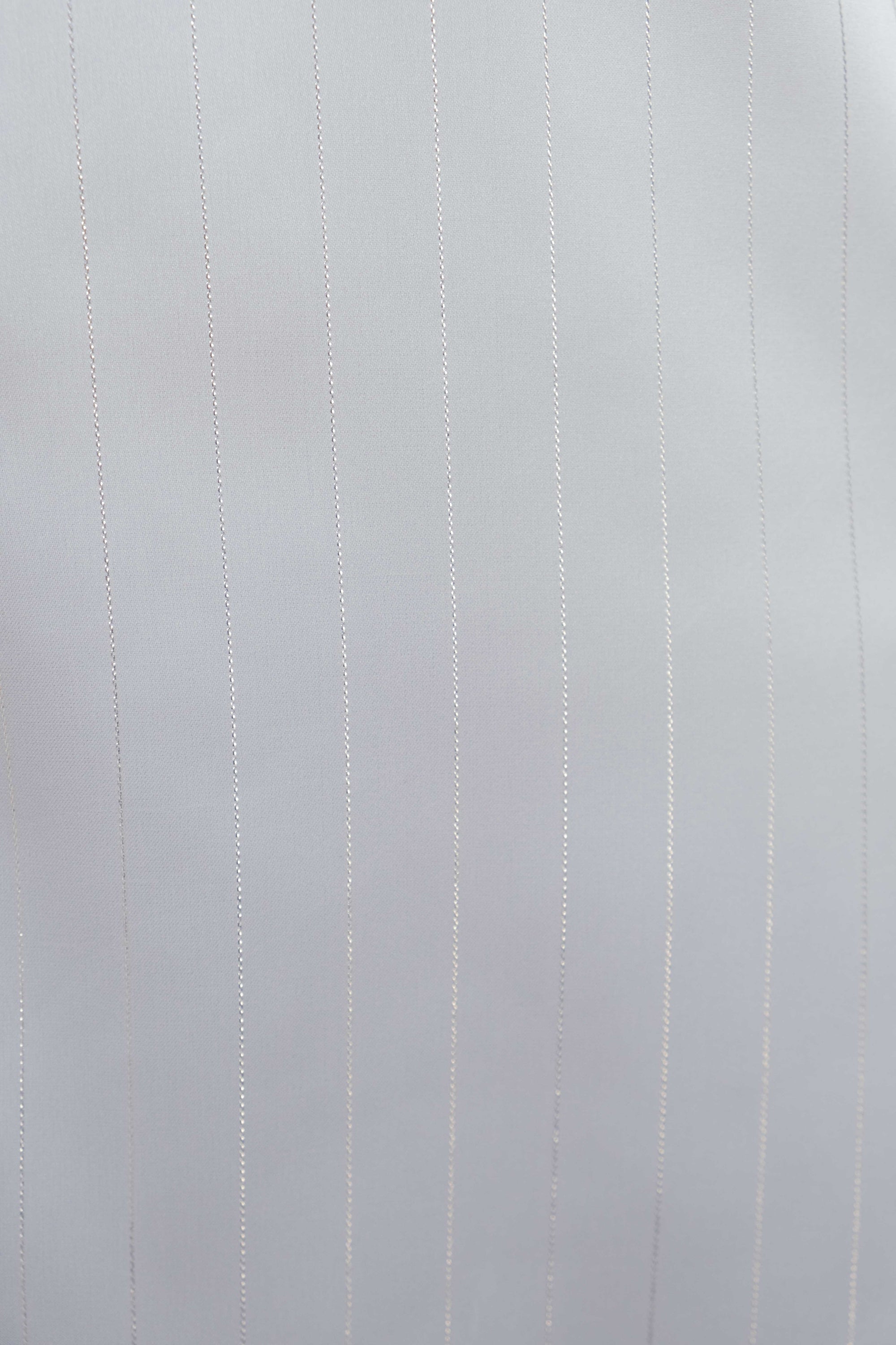 Zoom sur le tissu de la chemise à rayures fines blanche crème, idéal pour un chemisier rayure femme, dévoilant la texture délicate.