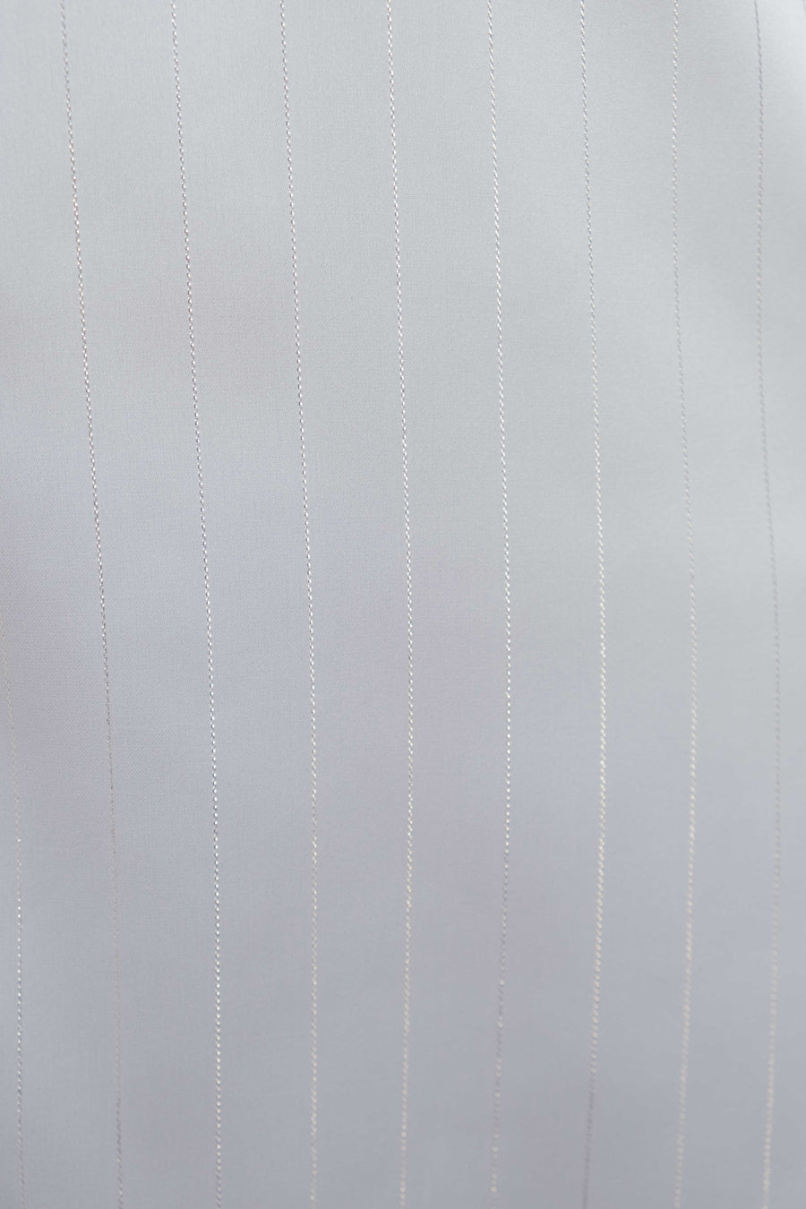 Zoom sur le tissu de la chemise à rayures fines blanche crème, idéal pour un chemisier rayure femme, dévoilant la texture délicate.