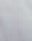 Zoom sur le tissu de la chemise à rayures fines blanche crème, idéal pour un chemisier rayure femme, dévoilant la texture délicate.