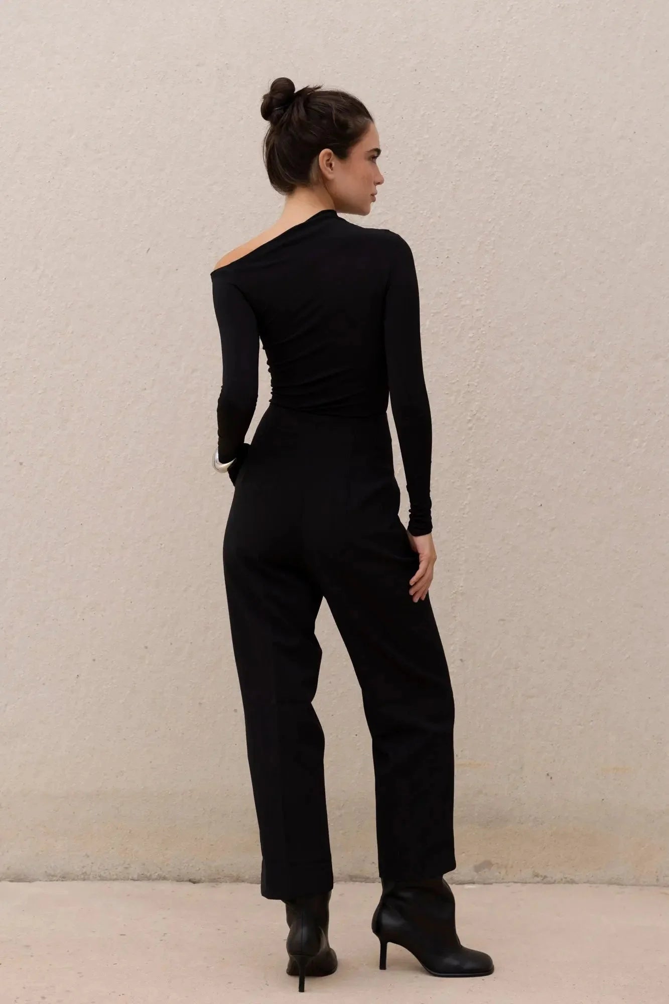 Pantalon pinces femme, combinaison noire à une épaule, confort exceptionnel et talons pointus