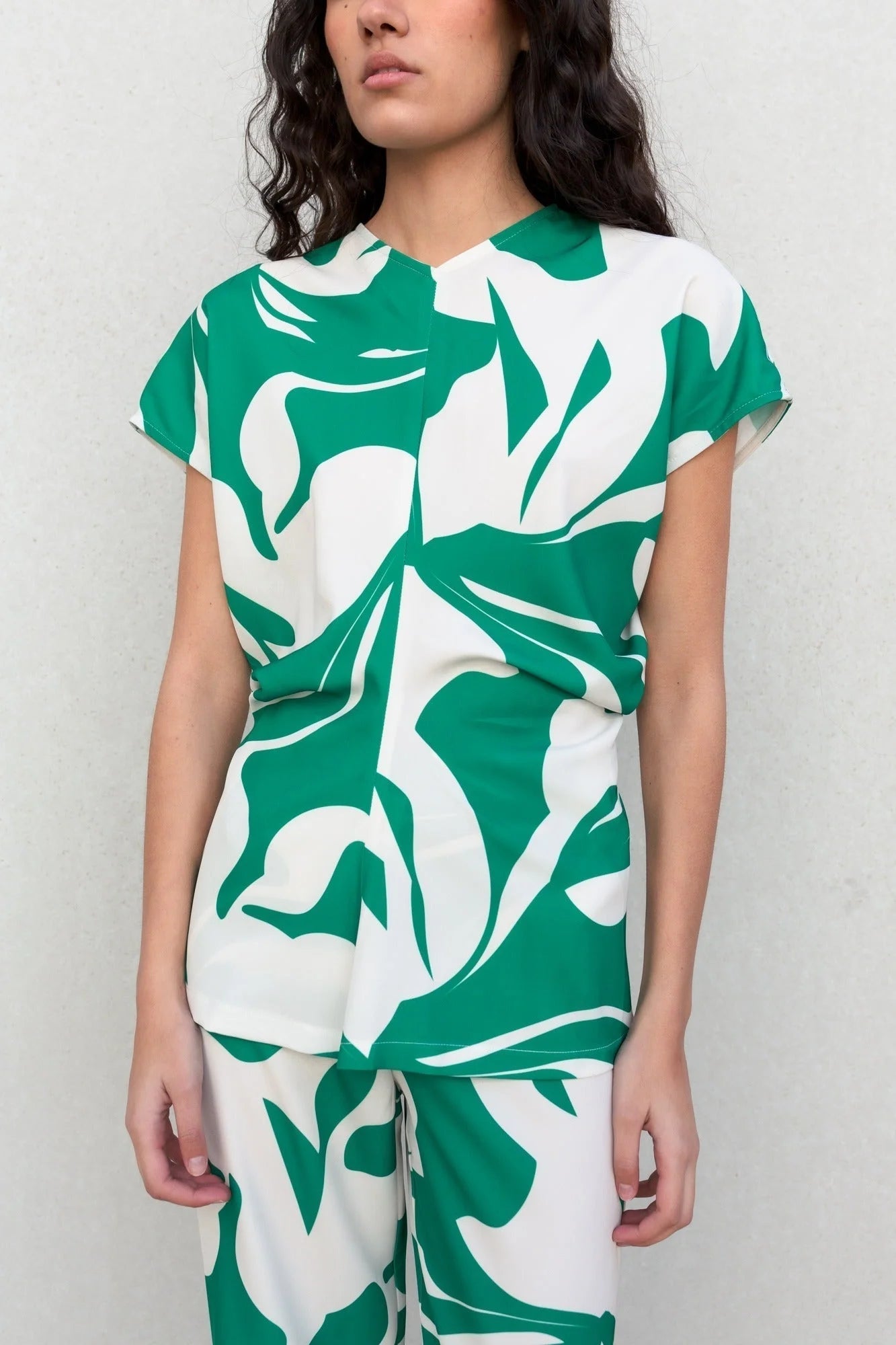 Image d’une combinaison blouse froncée imprimée à jambe large avec motif feuilles vertes et blanches