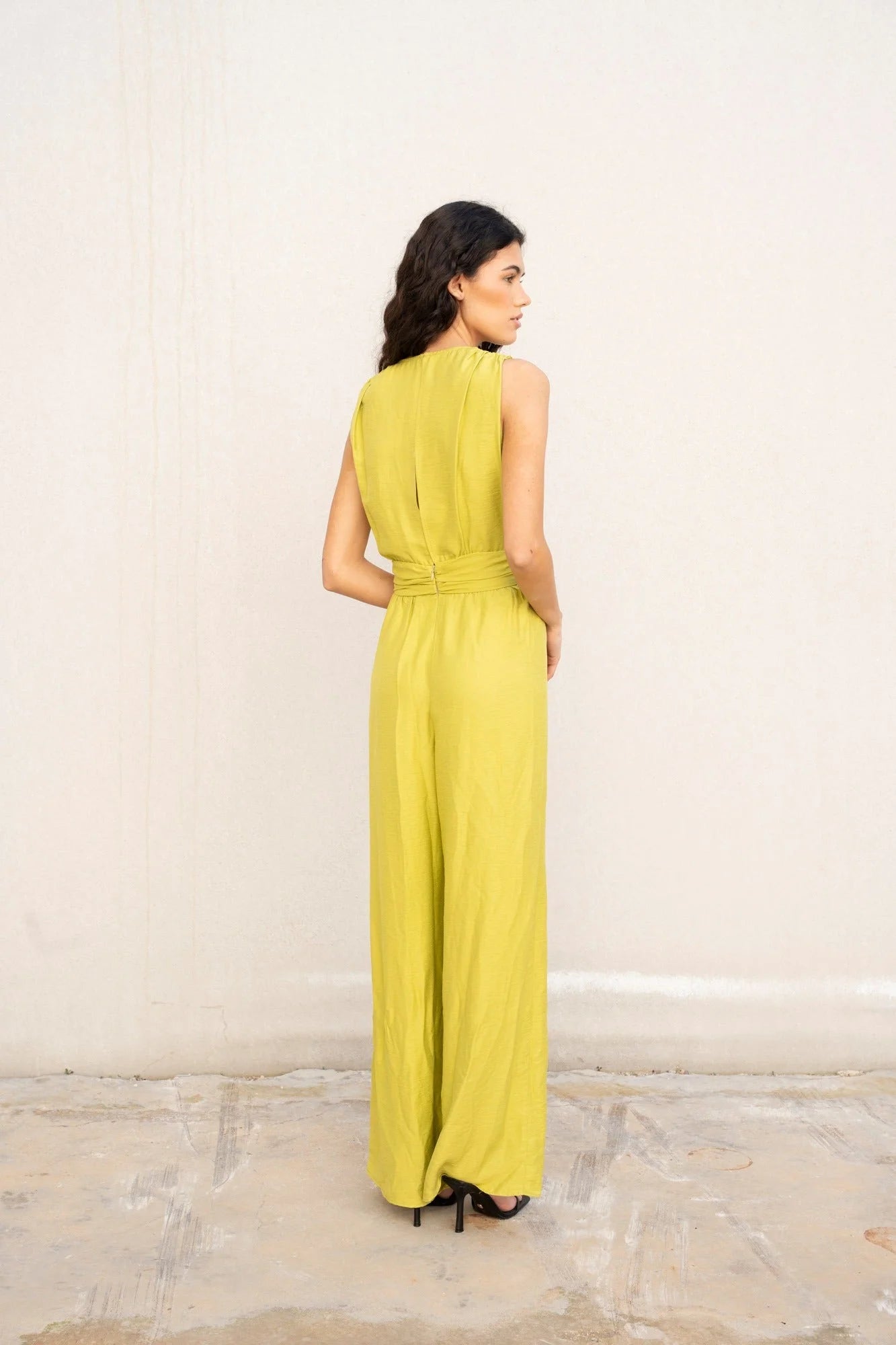 Alt texte : Combinaison fluide femme citron verte sans manches avec taille cintrée et jambes larges