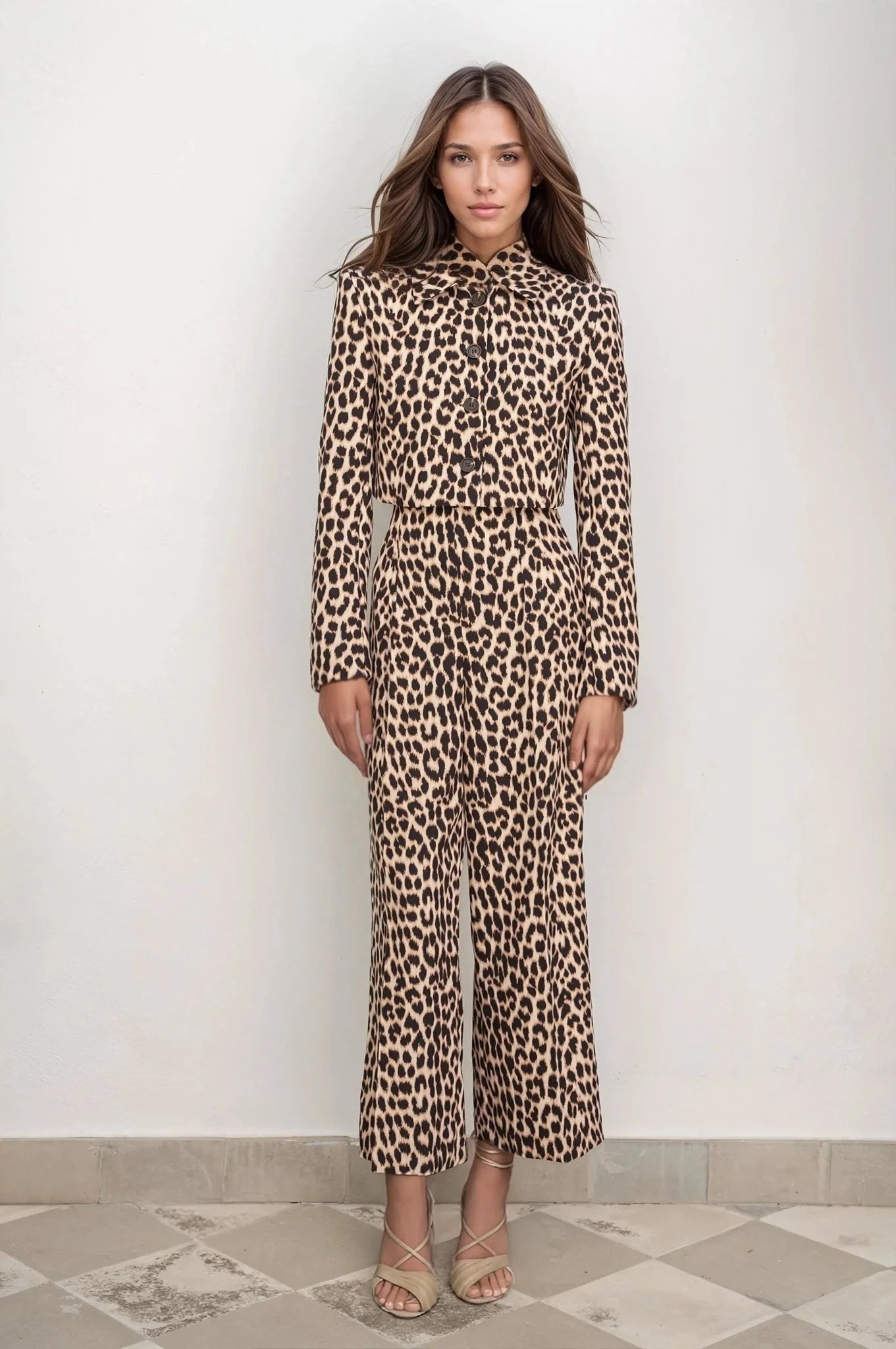 Femme portant une combinaison imprimé animal avec veste à imprimé pour un style unique
