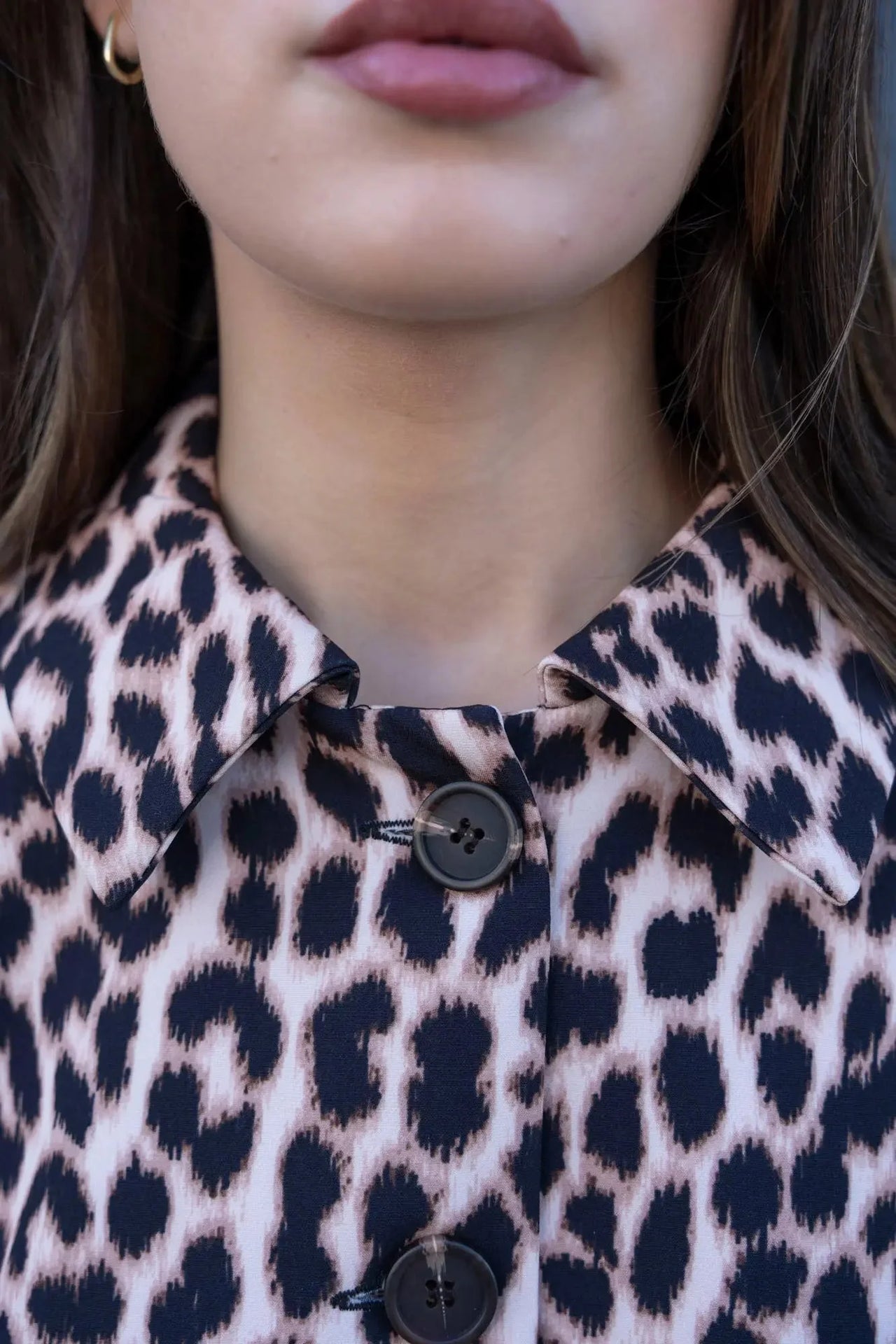 Gros plan sur le col de la veste blazer leopard femme, mettant en valeur le motif animal élégant.