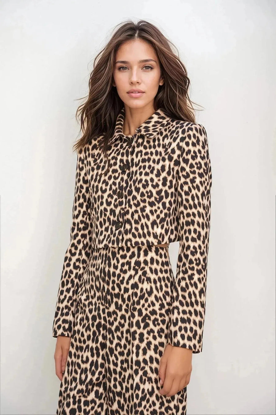 Femme souriante en veste blazer leopard femme, style unique avec imprimé animal, mettant en avant son style moderne.