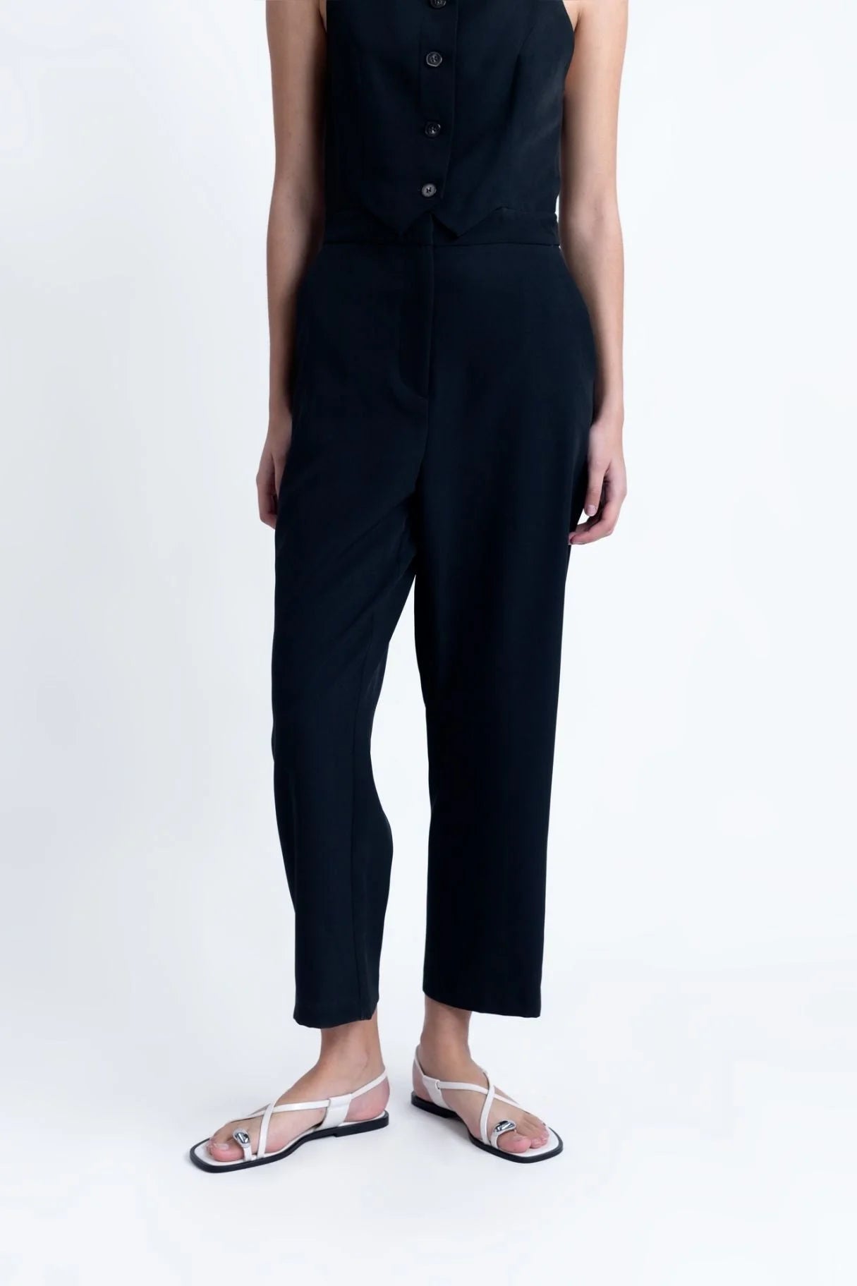 Combinaison noire élégante sans manches à boutons et jambes larges cropped