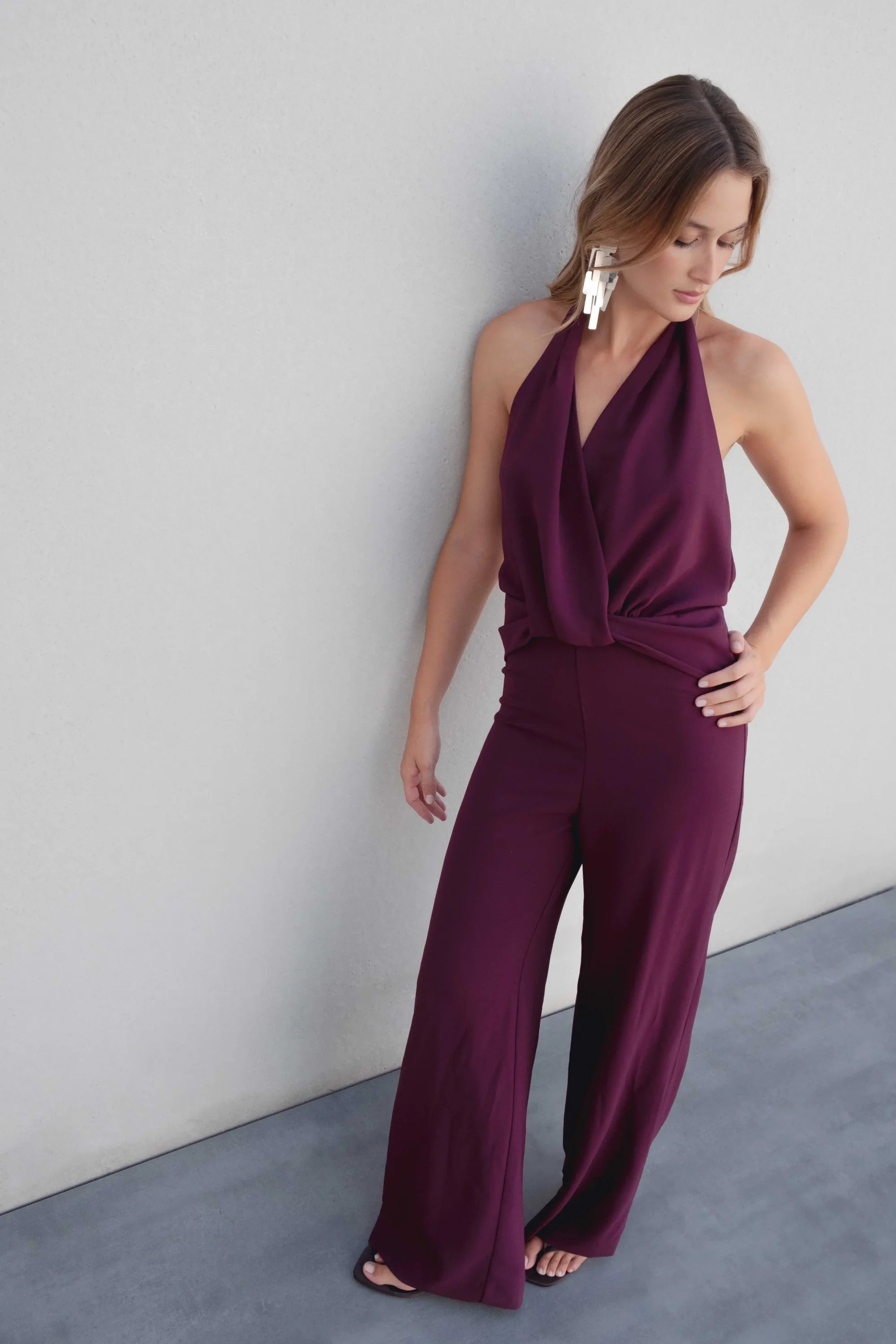 Alt text d’une combinaison pantalon bordeaux prune chic avec une halter neck