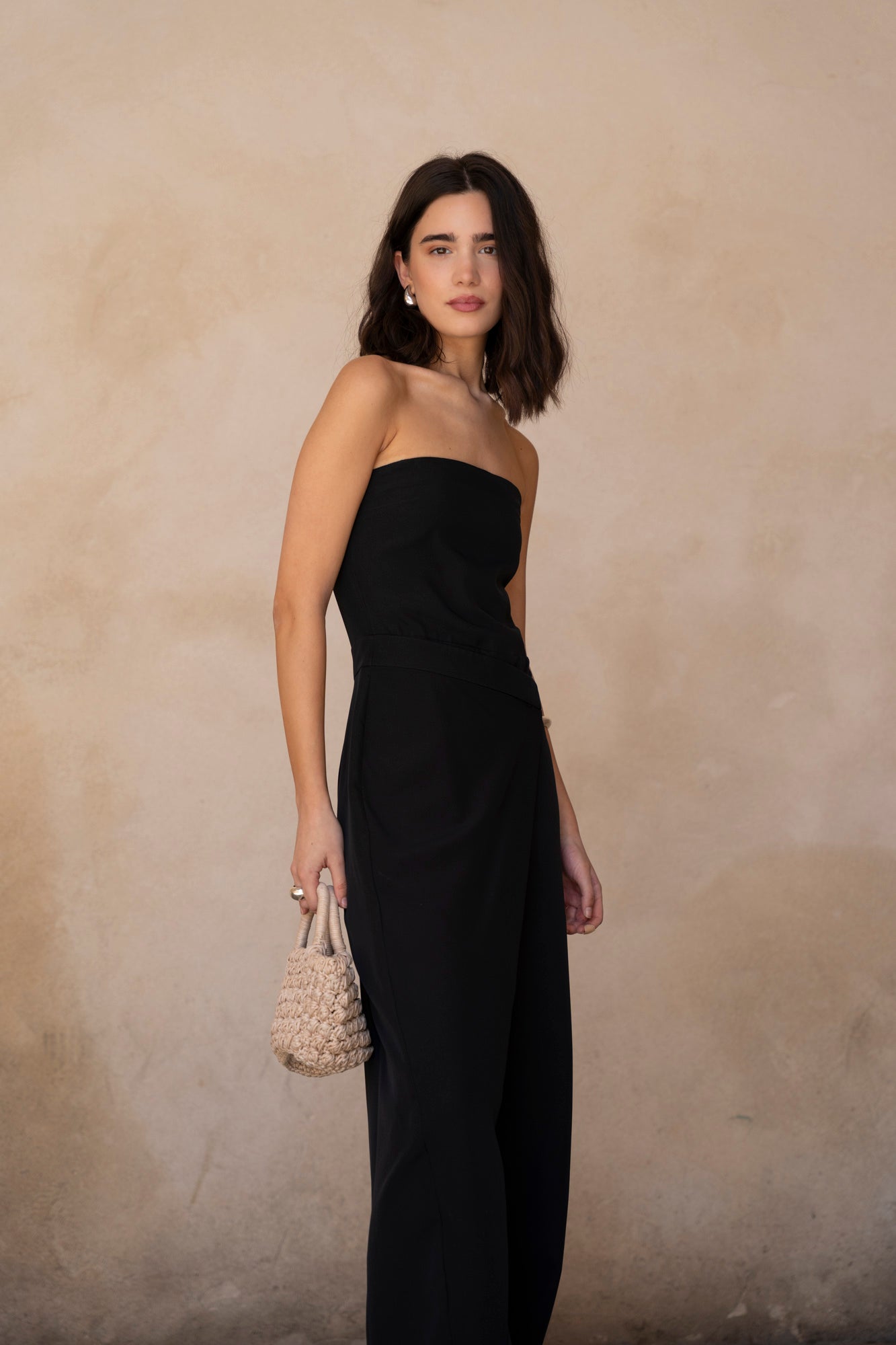 Combinaison noire bustier élégante avec pantalon fluide portefeuille pour soirée chic.4