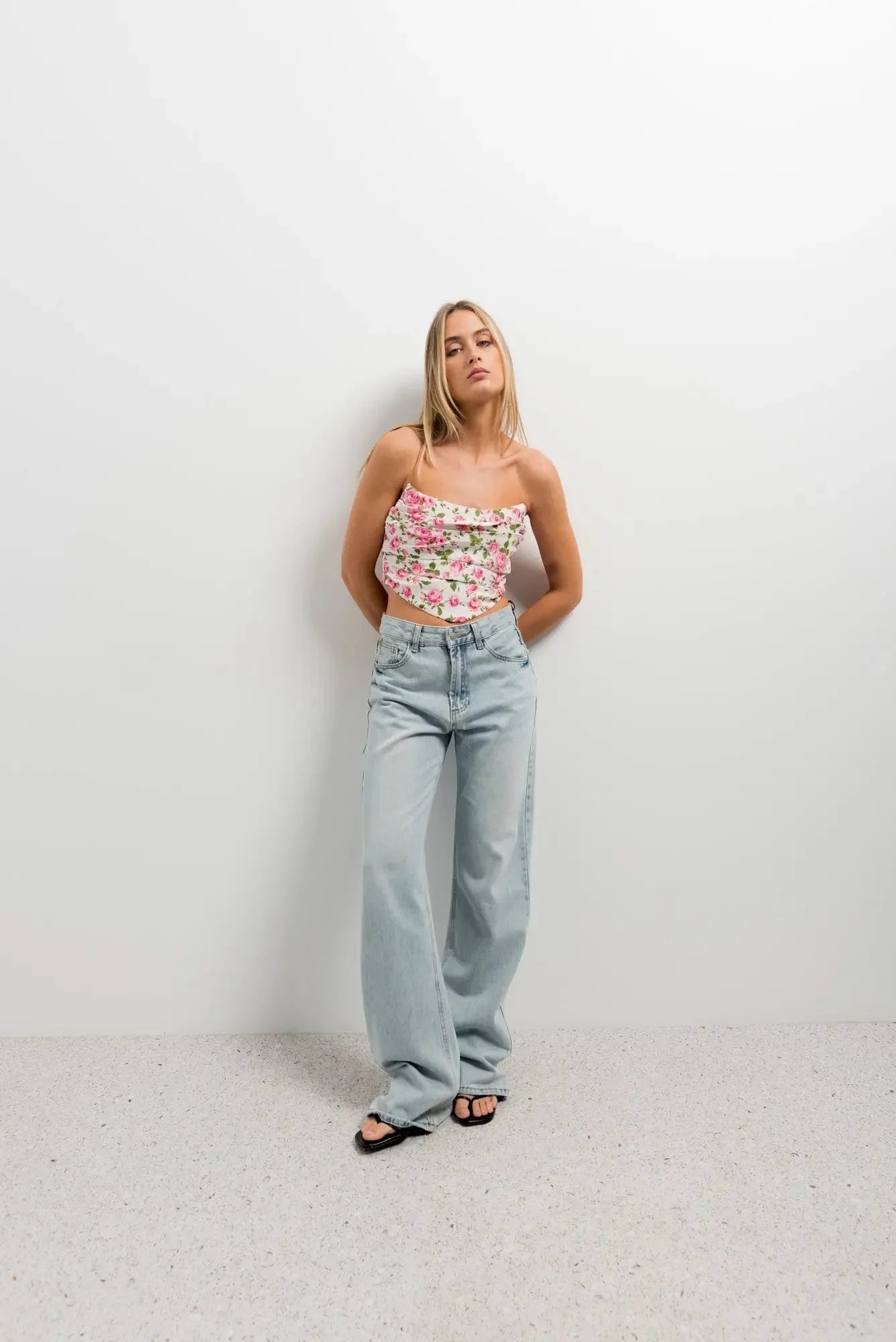 Jeans en denim délavé clair à jambes larges, parfaits pour une inspiration corset florale